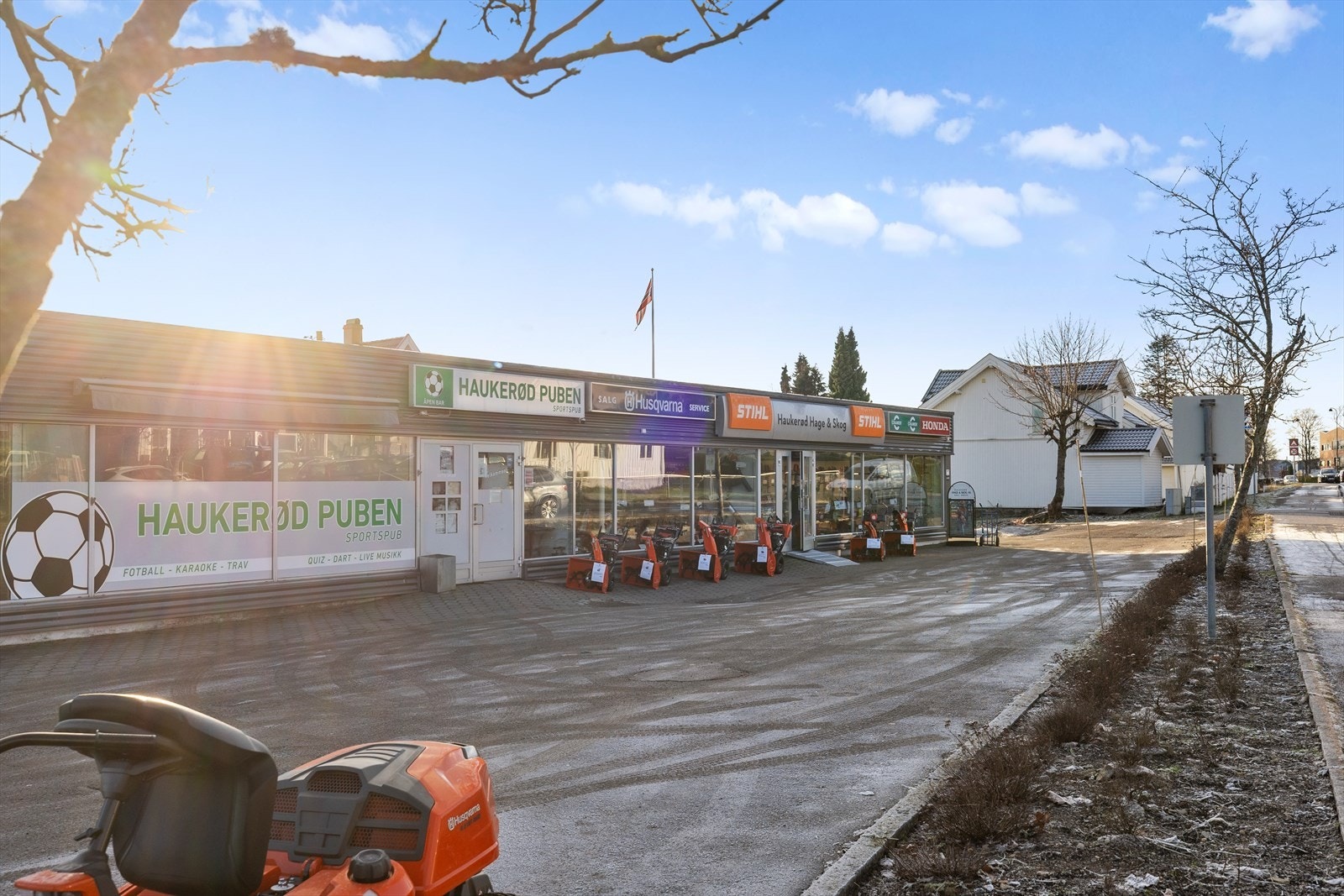 Haukerødpuben ligger i nærområdet - et populært og sosialt samlingspunkt. Et flott sted å møte venner, nyte en avslappet kveld eller bare ta en pause fra hverdagen, helt i nærheten av boligen. Galleribilde