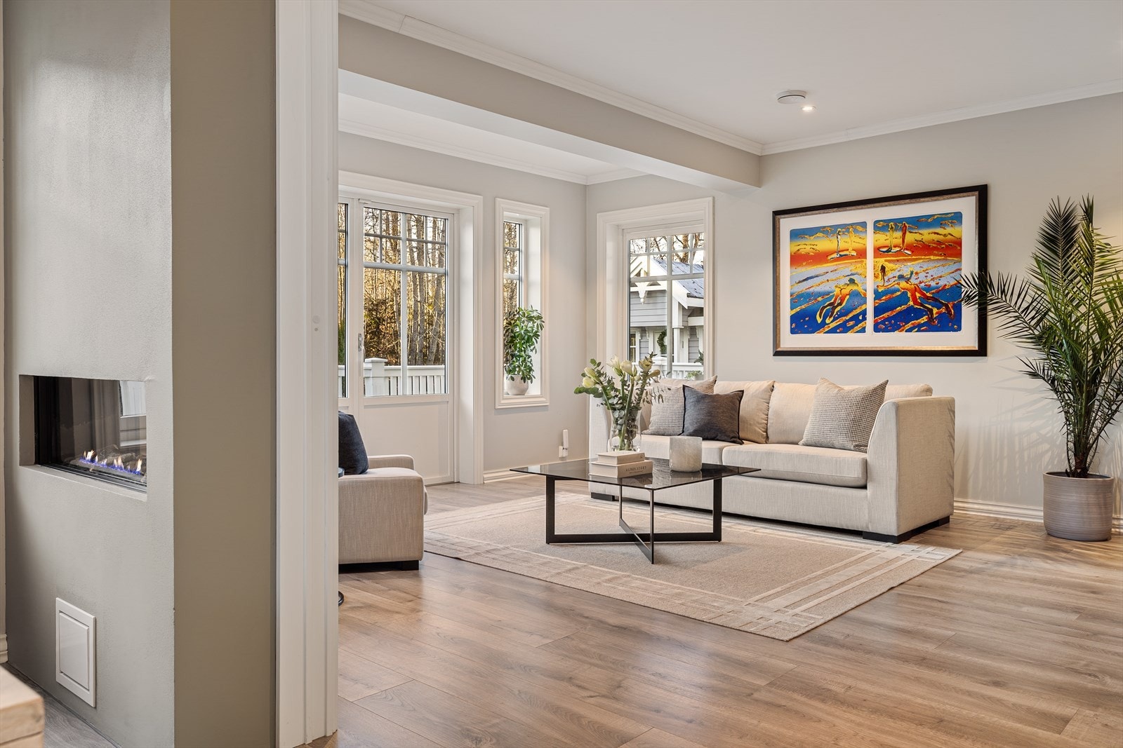 De store, dekorative vinduene slipper inn mengder av naturlig lys og skaper en lys og harmonisk atmosfære. Galleribilde