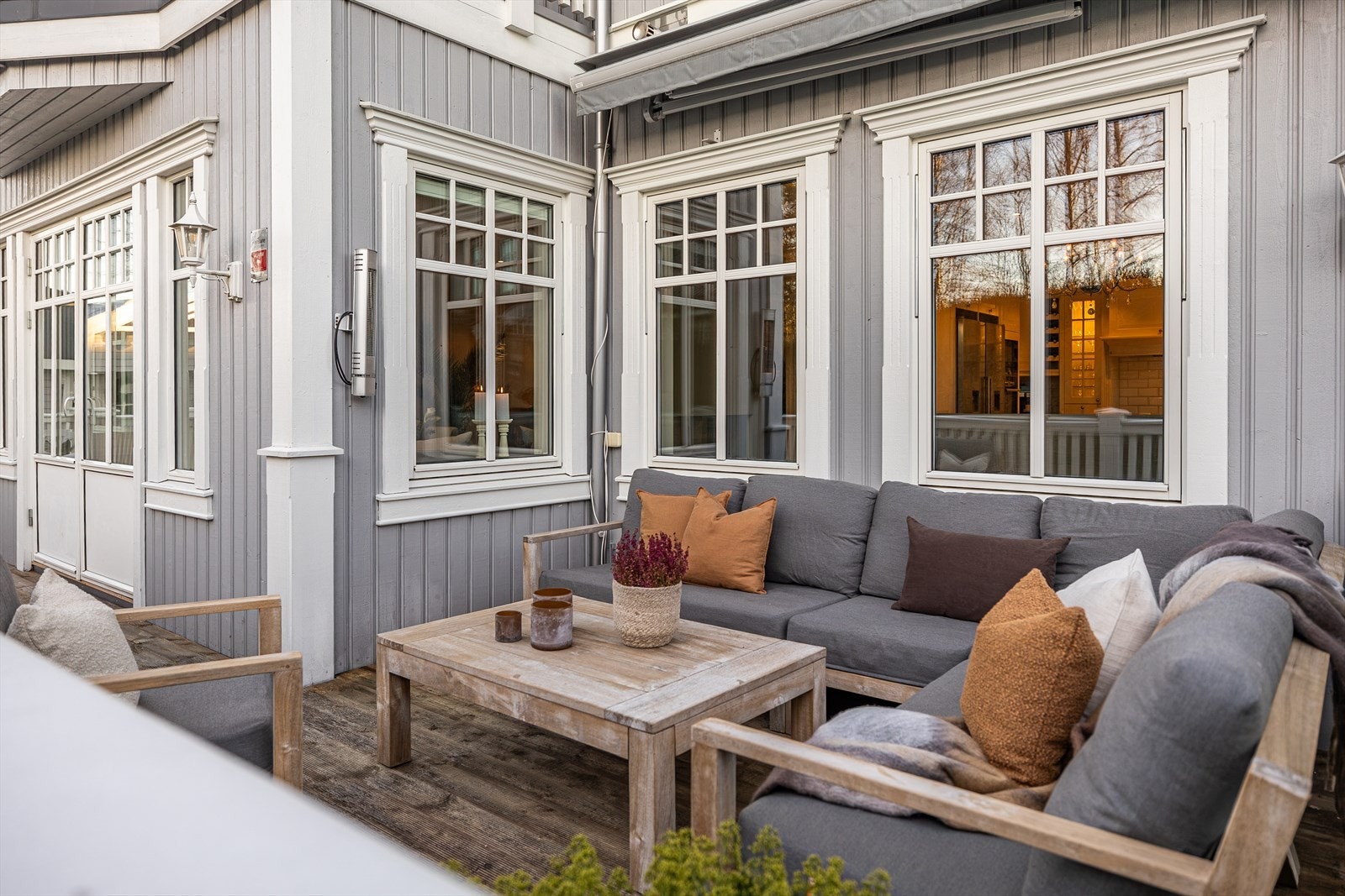 Uteplassen er både skjermet, solrik og svært innbydende. Galleribilde