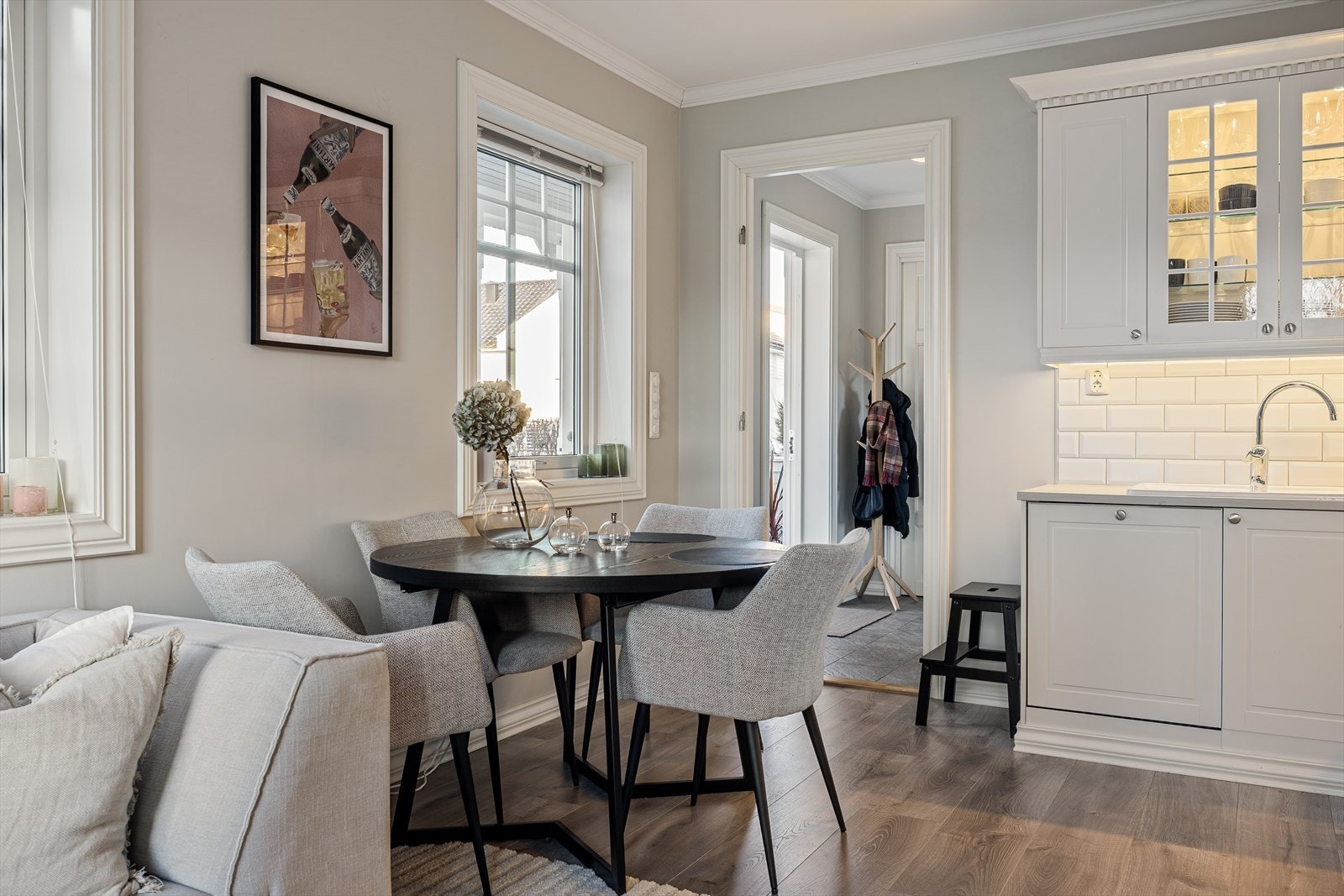 Kjøkkenet i hybelen er svært funksjonelt og pent utformet. Innredningen har profilerte fronter som gir et klassisk og tidløst uttrykk. Benkeplaten i laminat med nedfelt oppvaskkum i porselen tilfører både stil og praktiske kvaliteter. Galleribilde