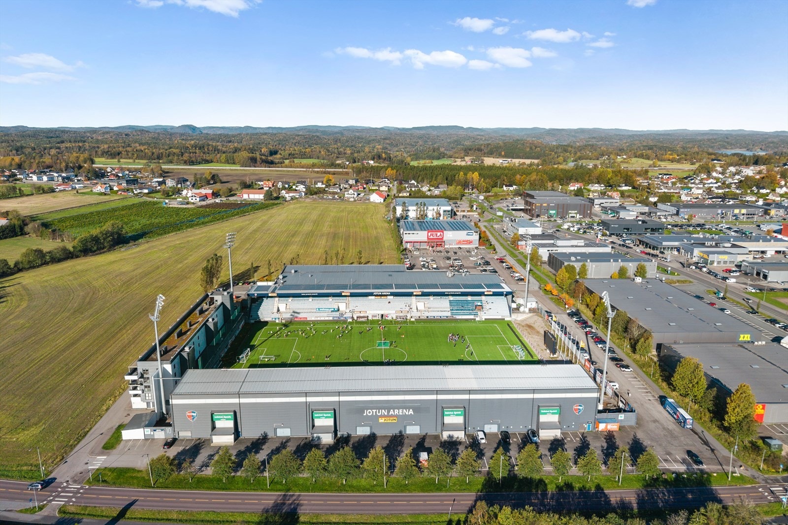 Området rundt stadion byr på et stort og variert servicetilbud. Her finner du blant annet treningssenter, apotek, frisør, post i butikk, blomsterforretning, helsesenter og MENY Arena, en moderne dagligvarebutikk med rikt utvalg for hele familien. Galleribilde