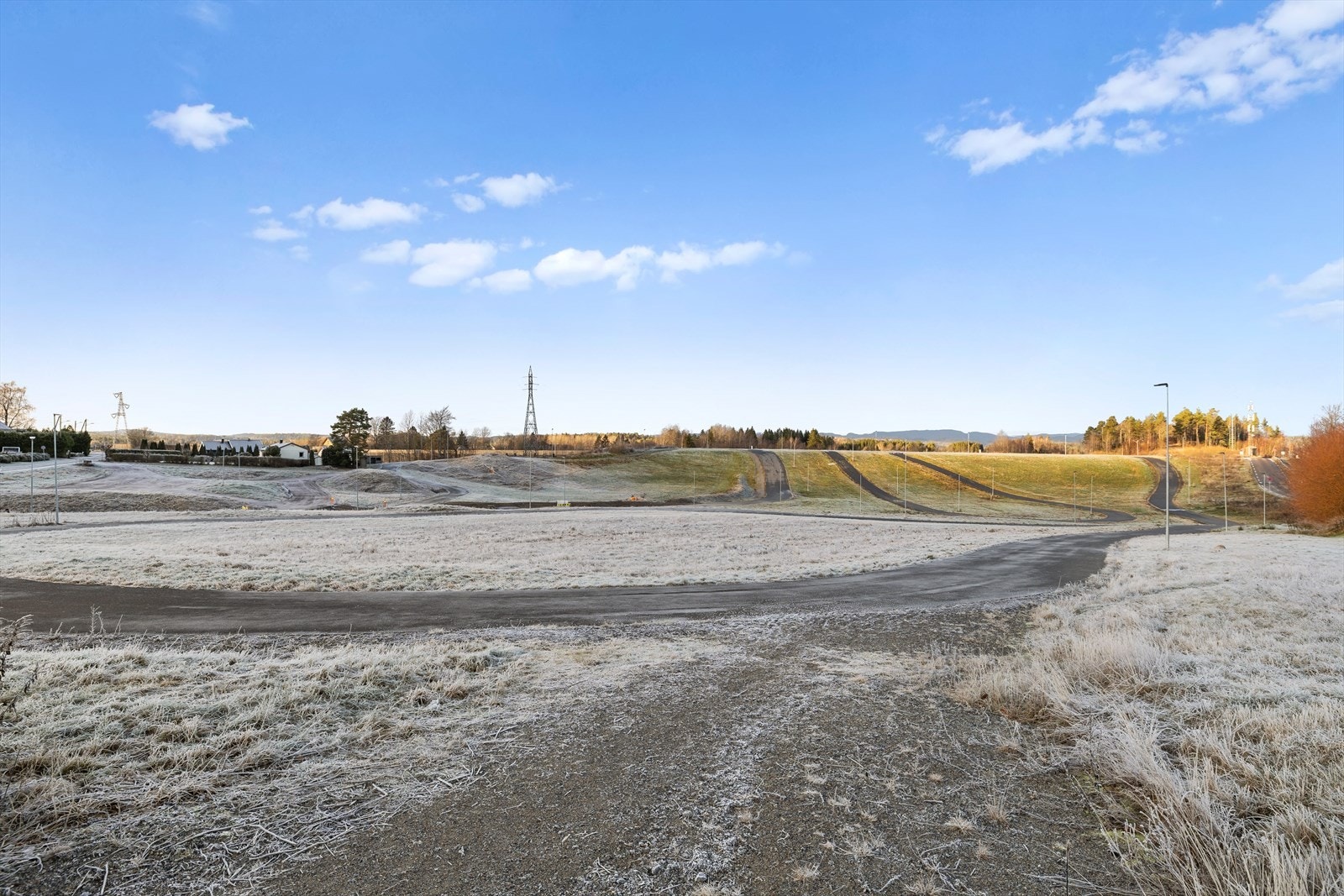 Om vinteren venter oppkjørte skiløyper og akebakker rett i nærheten, mens du resten av året kan nyte flotte turstier og grønne friluftsområder rett utenfor døren. Galleribilde