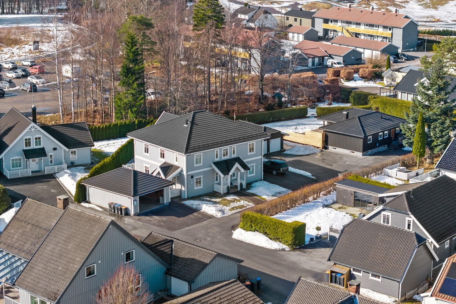 Her får du den ideelle kombinasjonen av sentral beliggenhet og nærhet til naturen - perfekt for familier som ønsker både komfort og gode oppvekstvilkår. Galleribilde