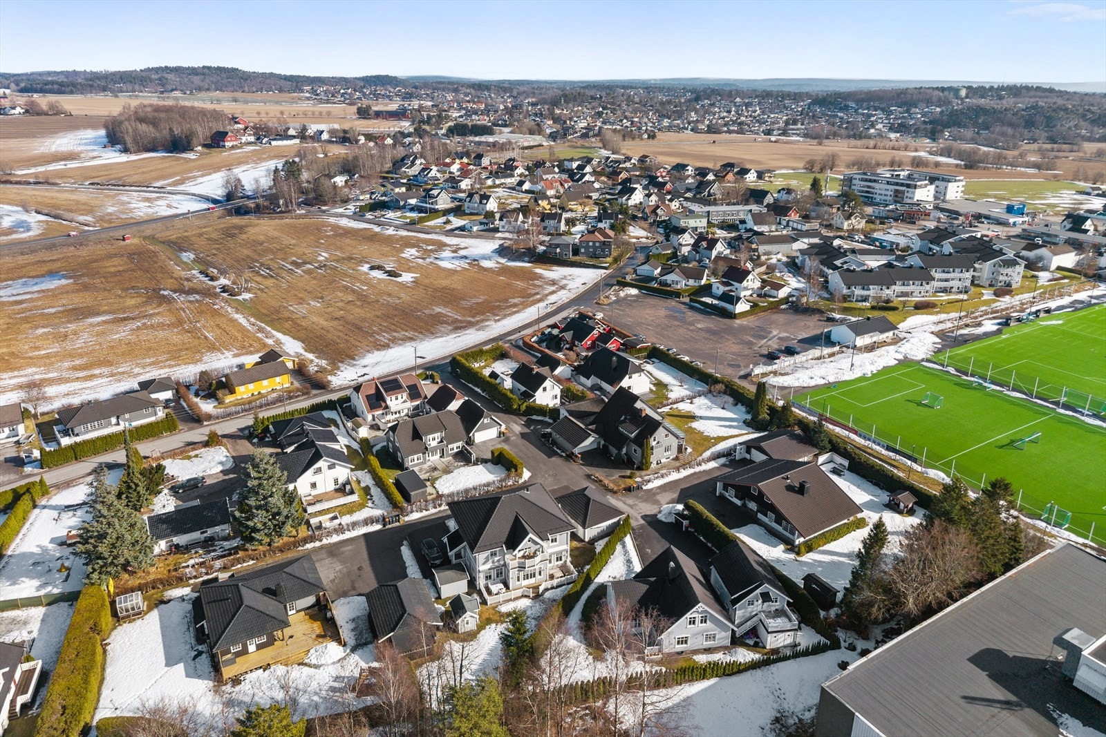 For de som pendler til jobb utenbys, er beliggenheten svært praktisk. Det er kun få minutter med bil til E18, og Torp internasjonale flyplass ligger også i kort kjøreavstand. Dette gir stor fleksibilitet for både jobb og reiser. Galleribilde