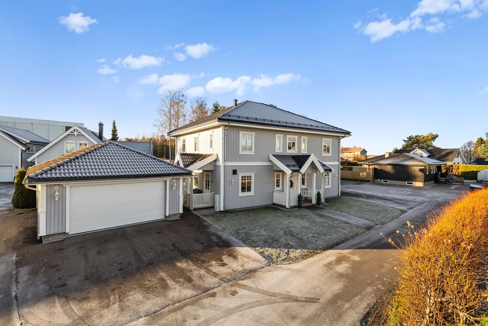 Boligen ligger fint til i en rolig blindvei, noe som gir minimal trafikk, høy trygghet og en behagelig, fredelig atmosfære. En ideell beliggenhet for både barnefamilier og deg som ønsker et skjermet og harmonisk bomiljø. Galleribilde