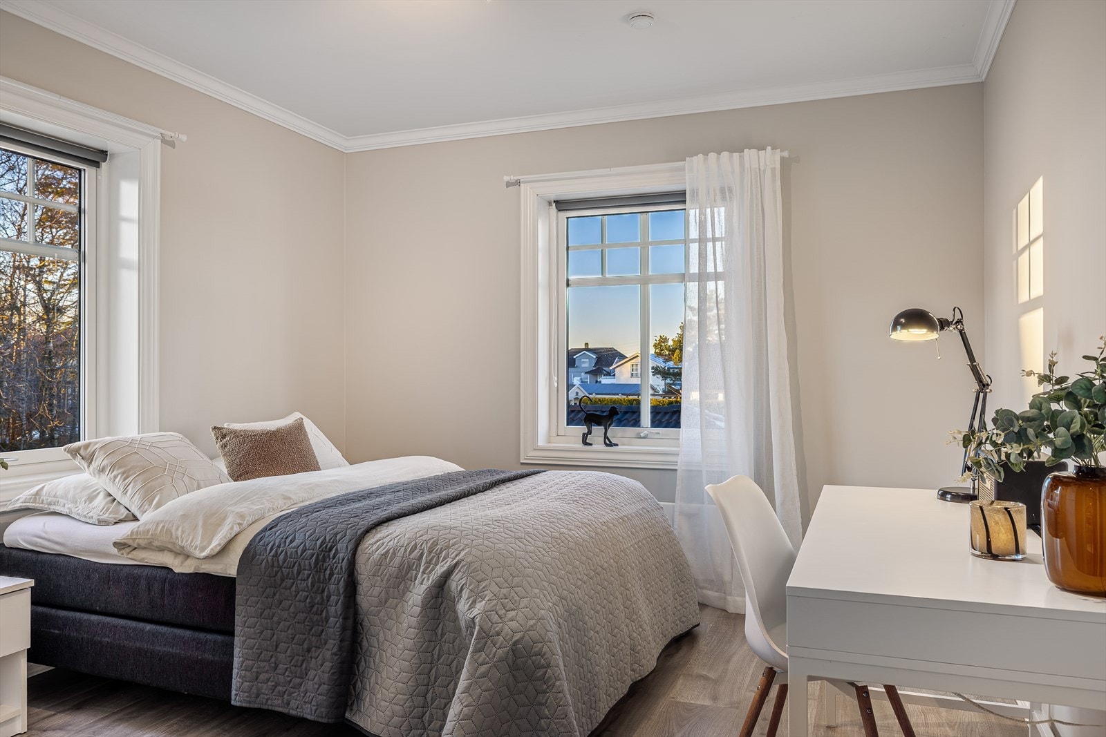 Dette soverommet er praktisk og smart innredet med seng, pult og rikelig med garderobeskap. Galleribilde