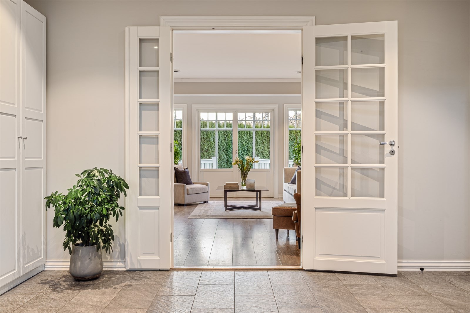 Fra hallen ledes du sømløst videre inn i den elegante stuen - et rom som virkelig fremhever boligens eksklusive atmosfære. Galleribilde