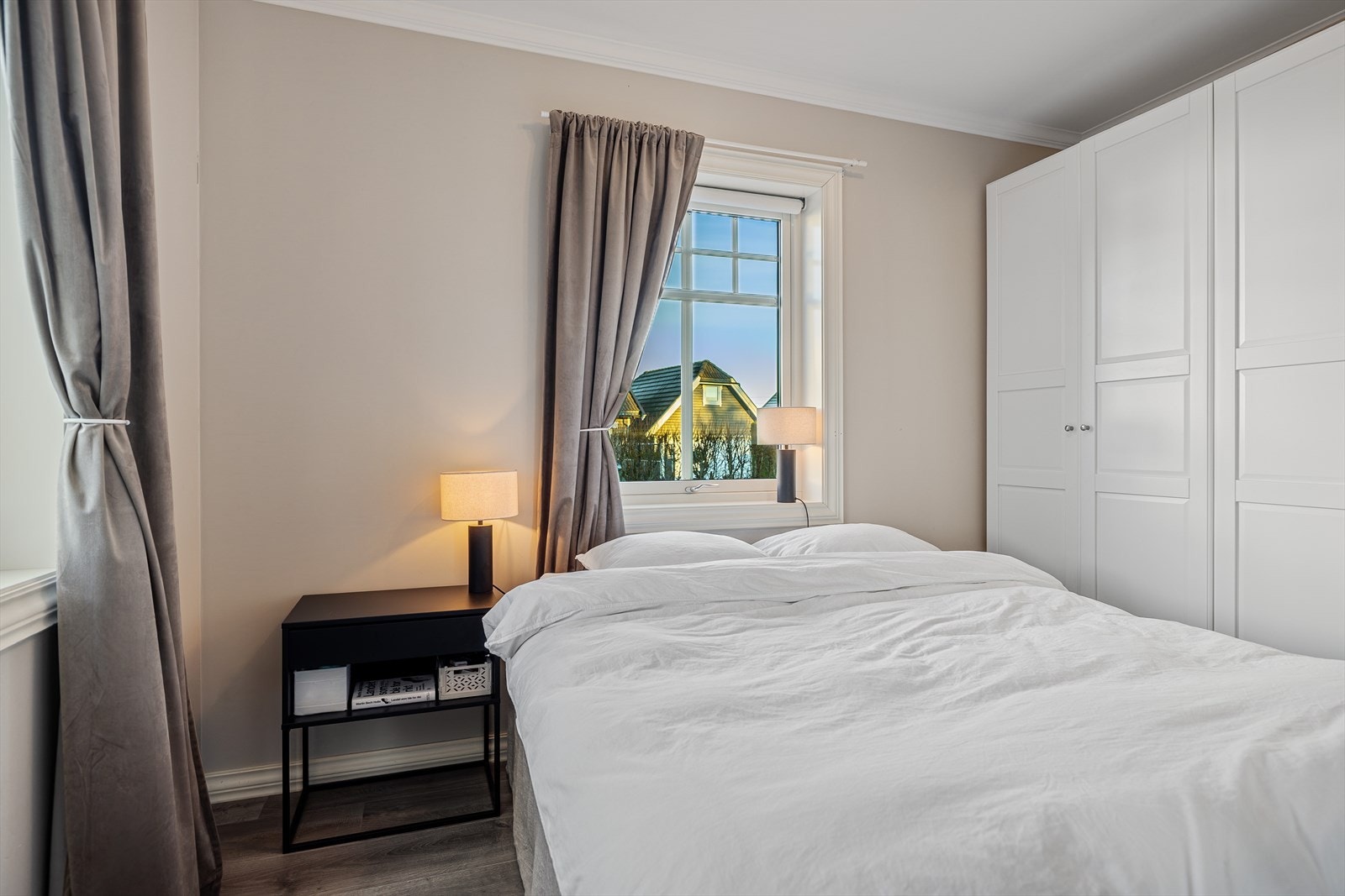 Pent og innbydende soverom med garderobeskap som gir god oppbevaringsplass. Et lyst og behagelig rom som enkelt kan møbleres og fungerer perfekt som et rolig og komfortabelt privatområde. Galleribilde