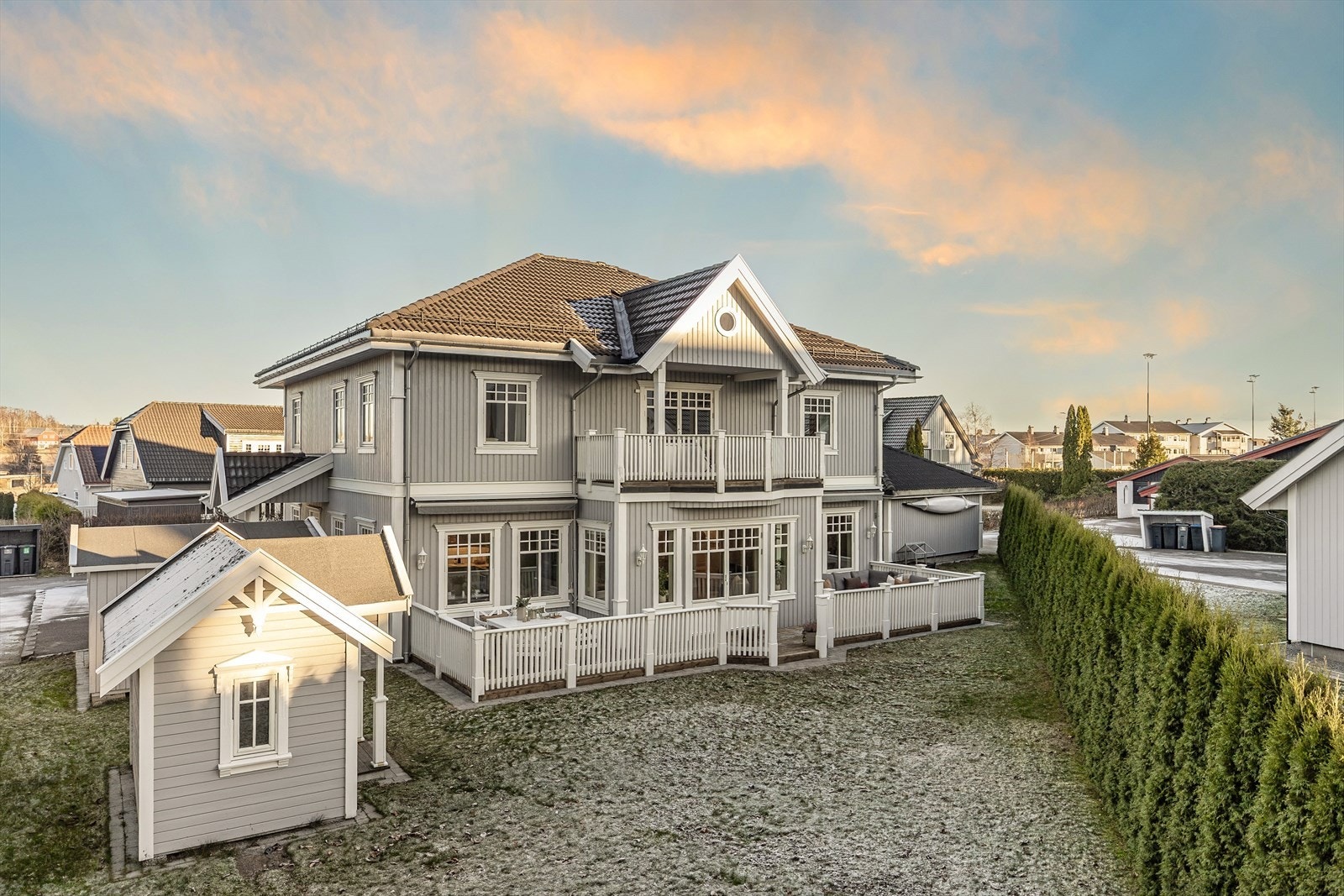 Storslått og herskapelig villa med tidsløs luksus - eksklusiv hybel, dobbel garasje og kvalitet i absolutt særklasse. Galleribilde