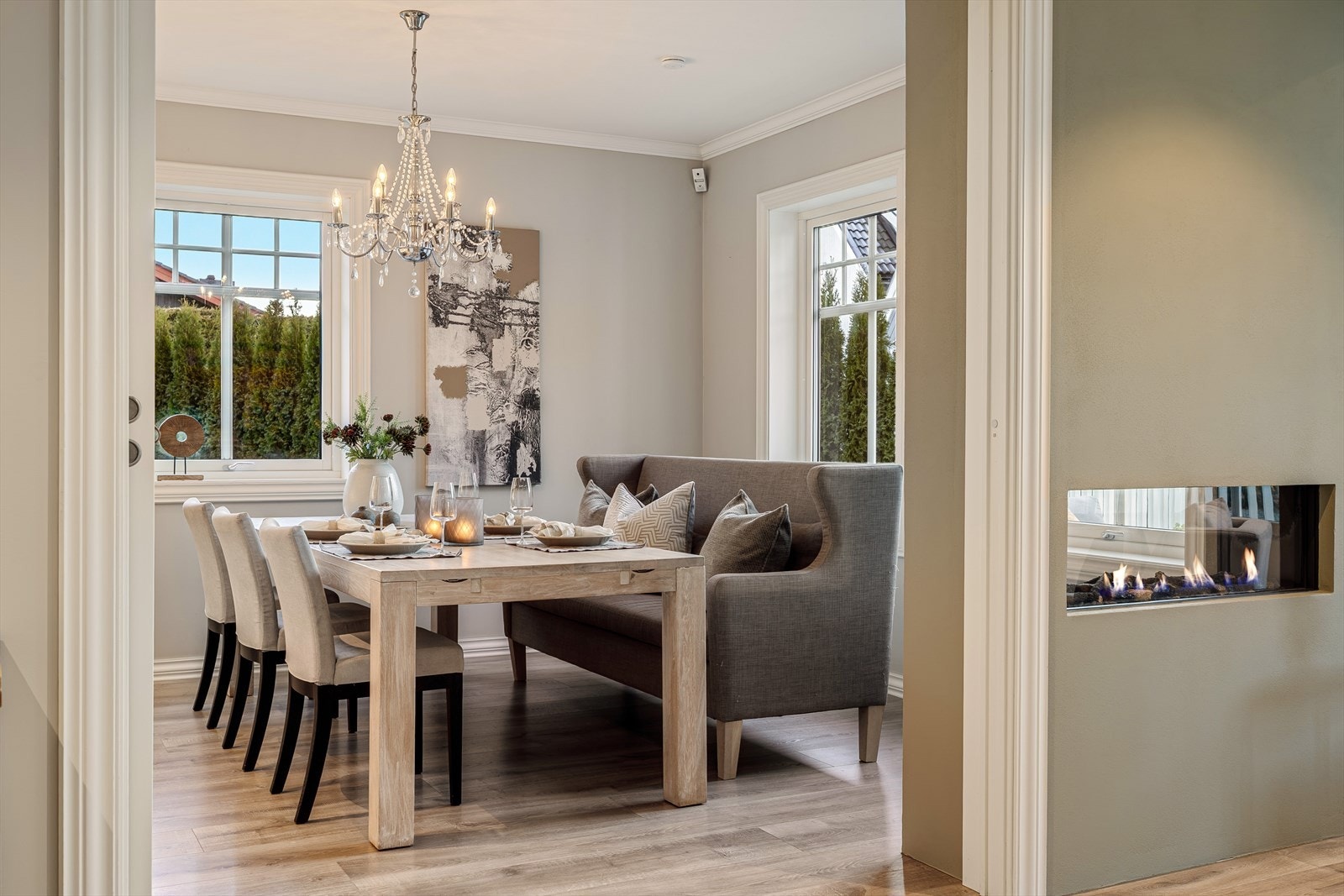 Fra stuen ledes du videre til det innbydende kjøkkenet og den hyggelige spiseplassen. Galleribilde