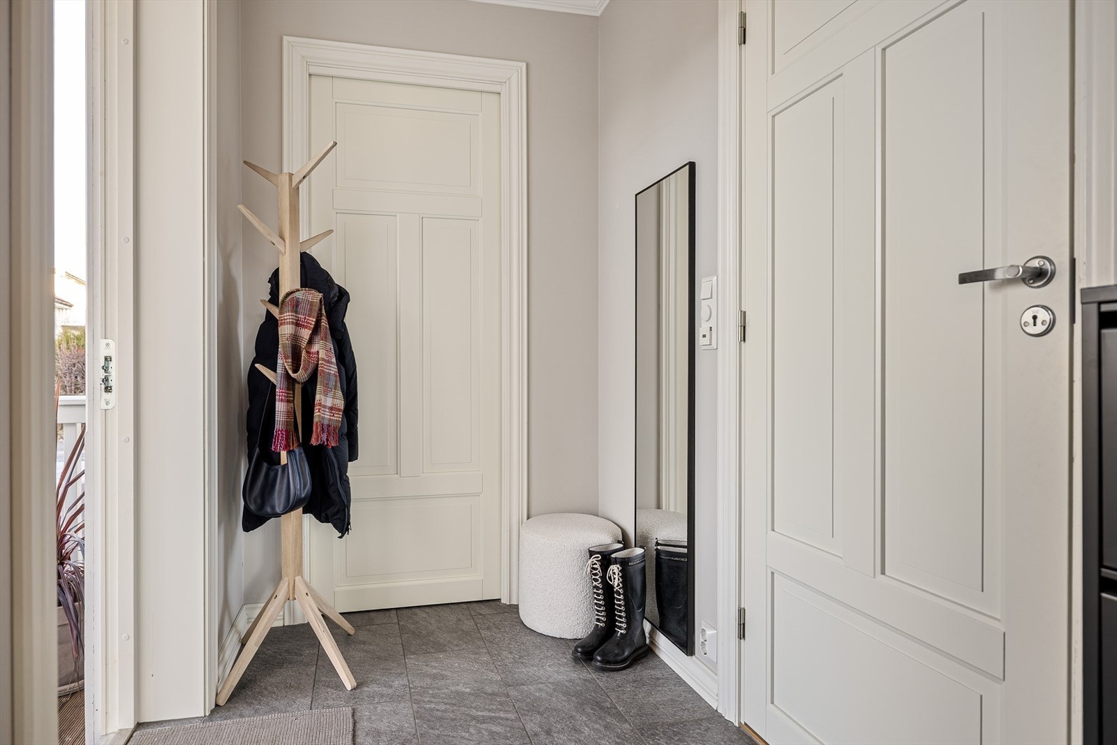 Det første møtet med hybelen er en lys og pen entré som gir et svært godt førsteinntrykk. Her ønskes du velkommen inn i en innbydende og velholdt boenhet. Galleribilde