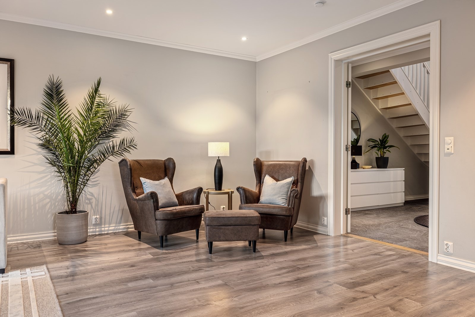 Rommet er generøst i størrelse og gir flotte muligheter for å innrede flere soner - et virkelig nydelig oppholdsrom. Galleribilde