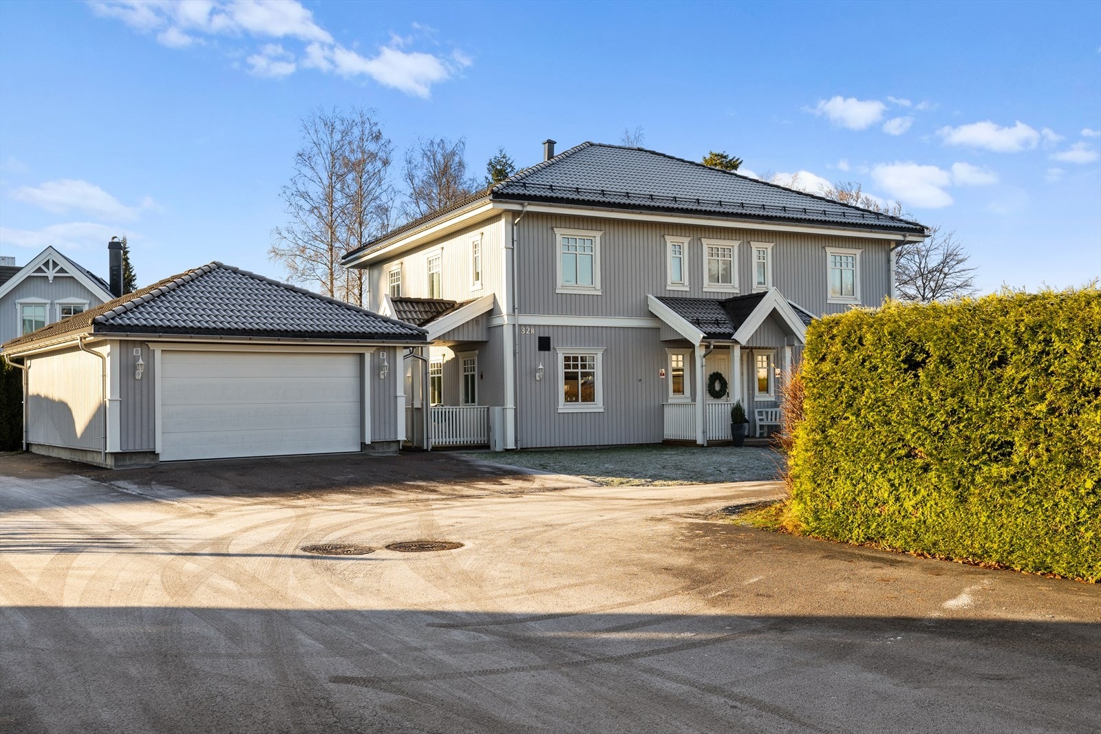 Det medfølger en romslig dobbel garasje som gir både trygg og komfortabel parkering i hverdagen. Her får du svært god plass til to biler under tak, samt praktiske muligheter for oppbevaring av utstyr, dekk, sykler og hageartikler. Galleribilde