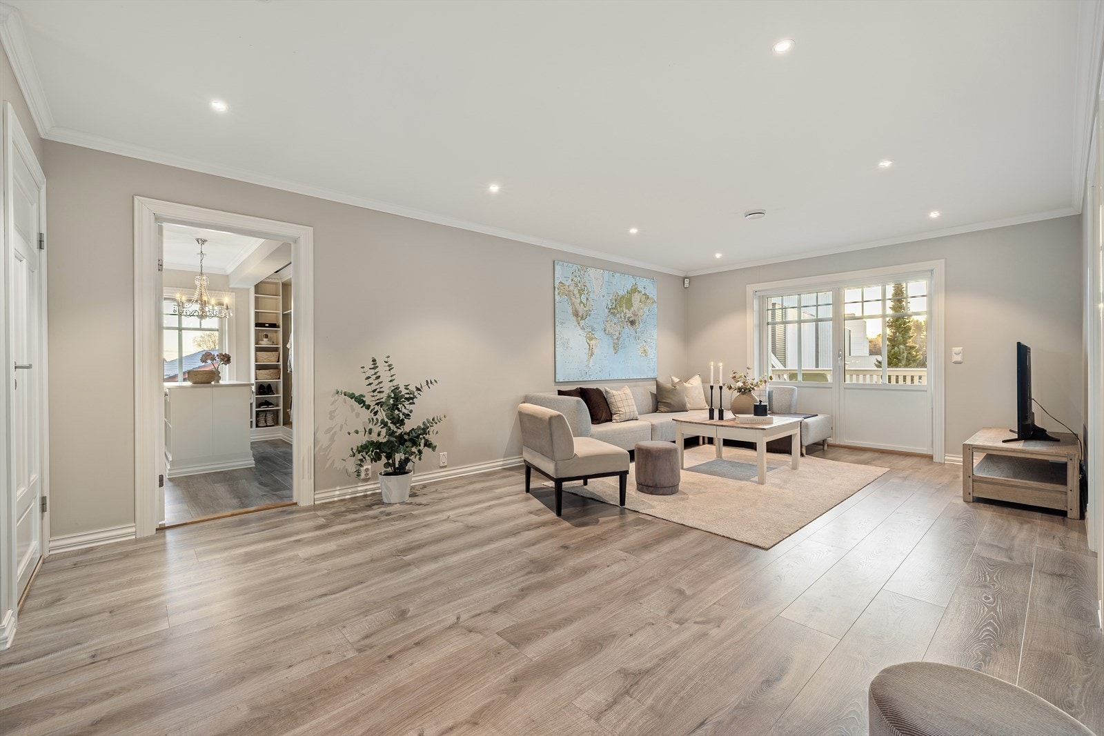 Fra TV-stuen har du direkte utgang til en solrik og skjermet terrasse - et fantastisk uterom som virkelig forsterker boligens kvaliteter. Galleribilde