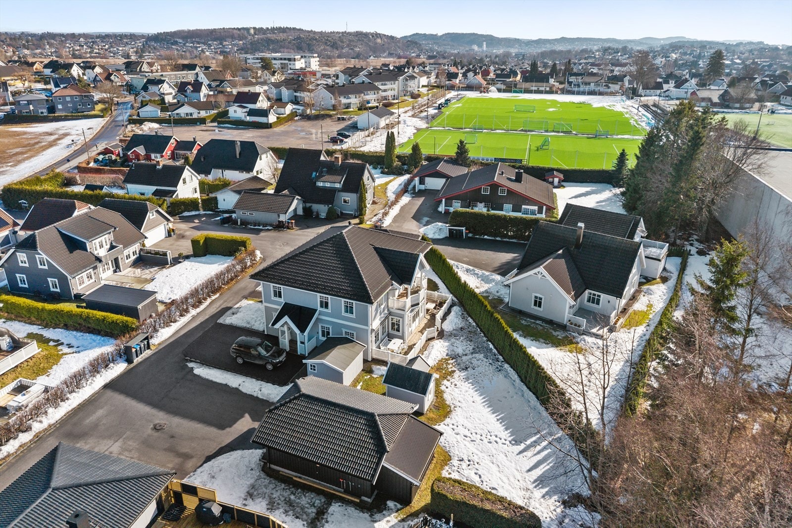 Runar som ligger rett ved boligen gir barn og unge et kvalitets messig fritids- og idrettstilbud _ fra barneidrett til seniornivå. Flere barn har sin første idrettsopplevelse her. Galleribilde