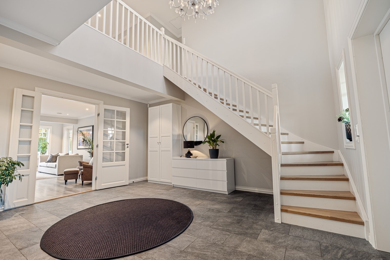 Fra hallen fører en nydelig og elegant trapp deg opp til 2. etasje - en vakker detalj som binder etasjene sammen og gir boligen et herskapelig preg. Galleribilde