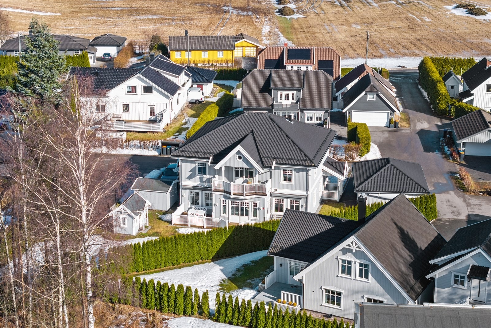 Her får du den ideelle kombinasjonen av sentral beliggenhet og nærhet til naturen - perfekt for familier som ønsker både komfort og gode oppvekstvilkår. Galleribilde