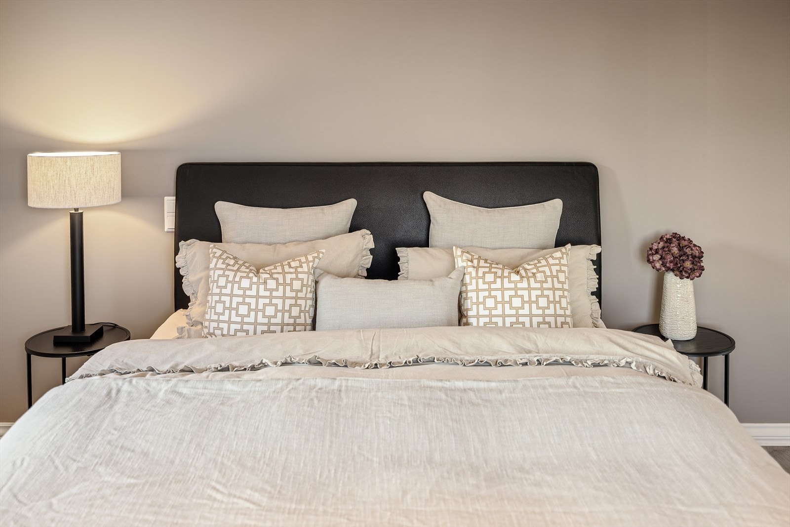 Dette er et soverom som både imponerer og innbyr til ro og velvære. Galleribilde