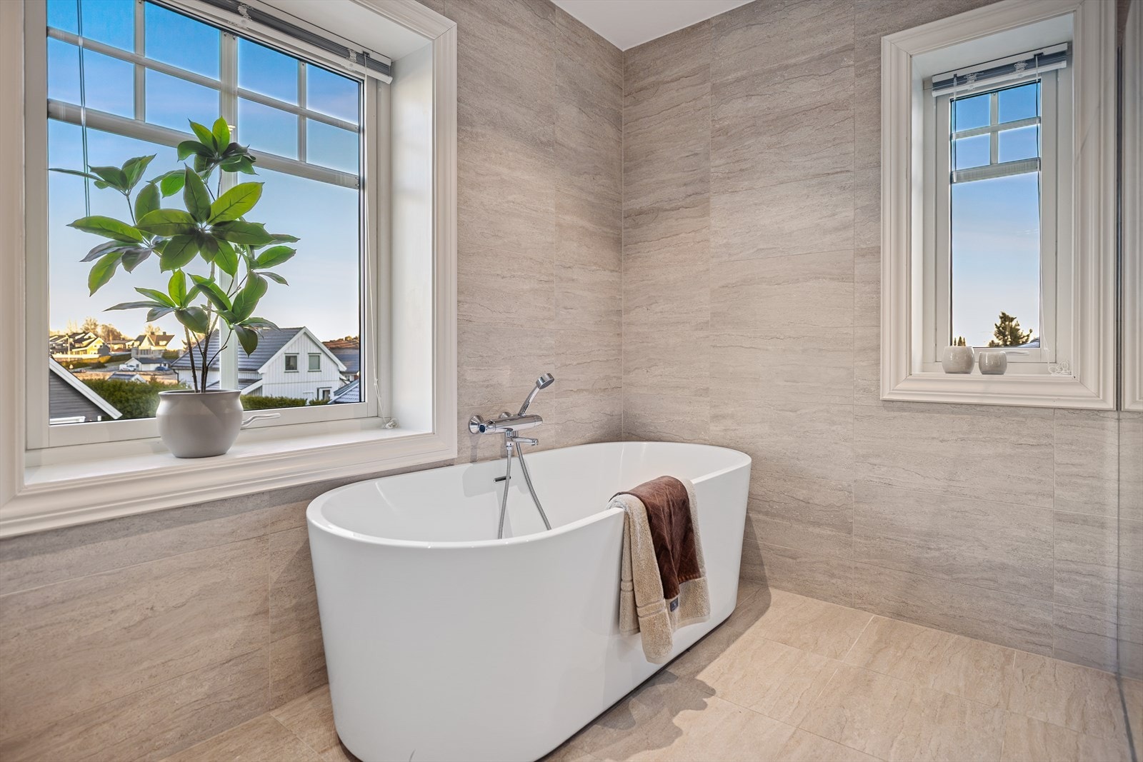 Det frittstående badekaret inviterer til lange, avslappende stunder der du virkelig kan koble av og nyte hverdagsluksusen. Galleribilde