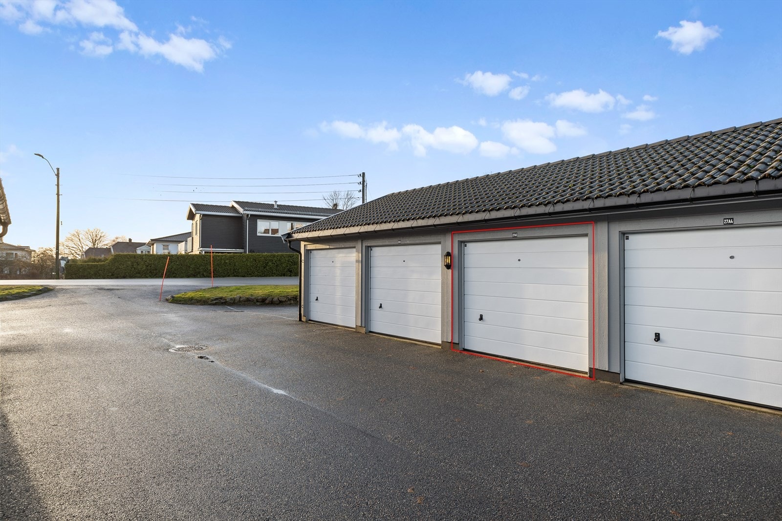 Det medfølger en romslig garasje som gir trygg og praktisk parkering. Her står bilen tørt og beskyttet året rundt. Galleribilde