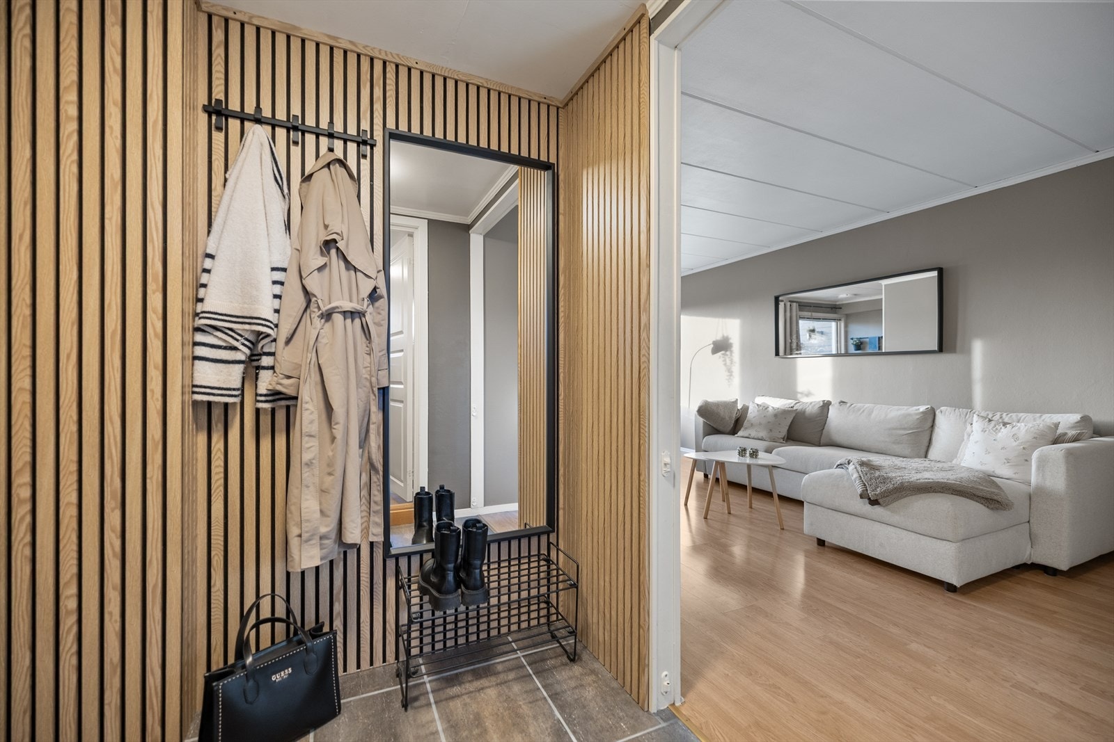 Entréen ønsker deg velkommen med stil og funksjonalitet, og fremstår som både lekker og innbydende. Galleribilde