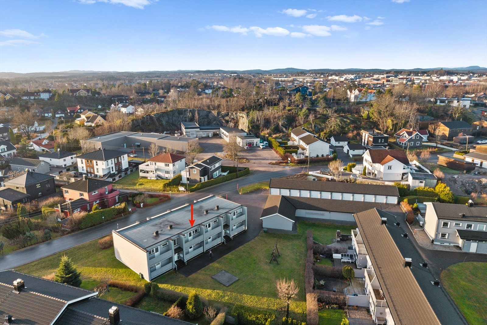 Rundt bygget finner du frodige og velstelte plenområder som rammer inn eiendommen med et grønt, trivelig preg. Her kan du nyte rolige stunder i solen, lese en bok i gresset eller la barna leke trygt i et behagelig miljø. Galleribilde