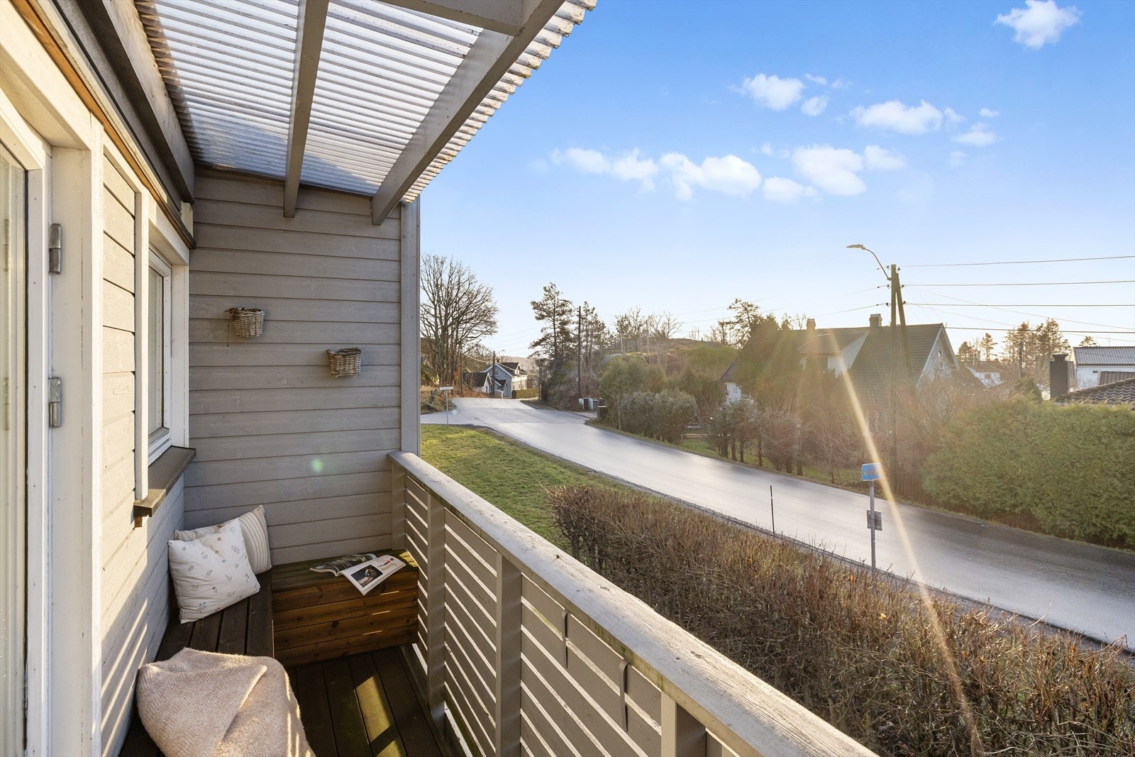 Fra stuen er det direkte utgang til en hyggelig og skjermet balkong. Her kan du nyte rolige omgivelser og gode solforhold i private rammer. Galleribilde