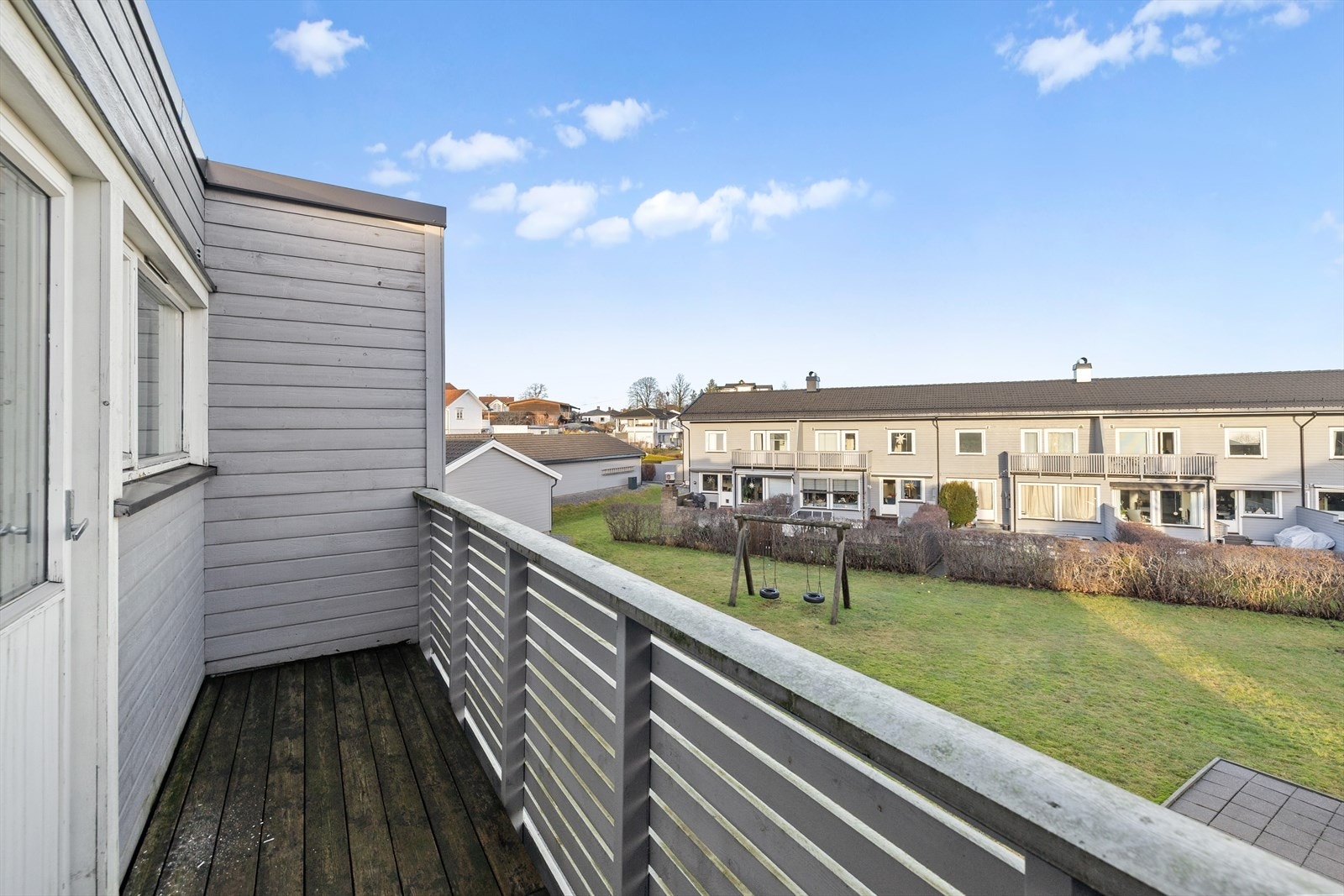 Fra soverommet er det direkte utgang til balkong. Her kan man starte dagen med frisk luft og morgenkaffe, eller avslutte kvelden i rolige omgivelser. Galleribilde