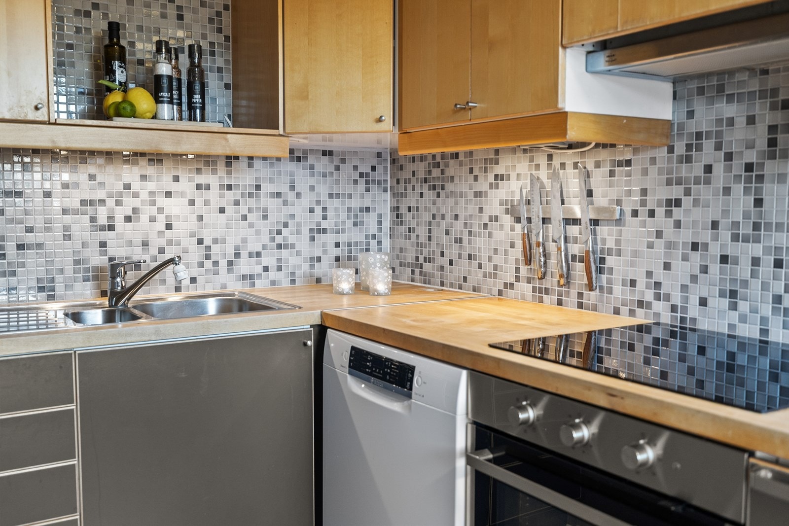 Over benkeplatene er det delvis flislagt, noe som både er praktisk i bruk og bidrar til et tidløst og stilrent preg. Galleribilde