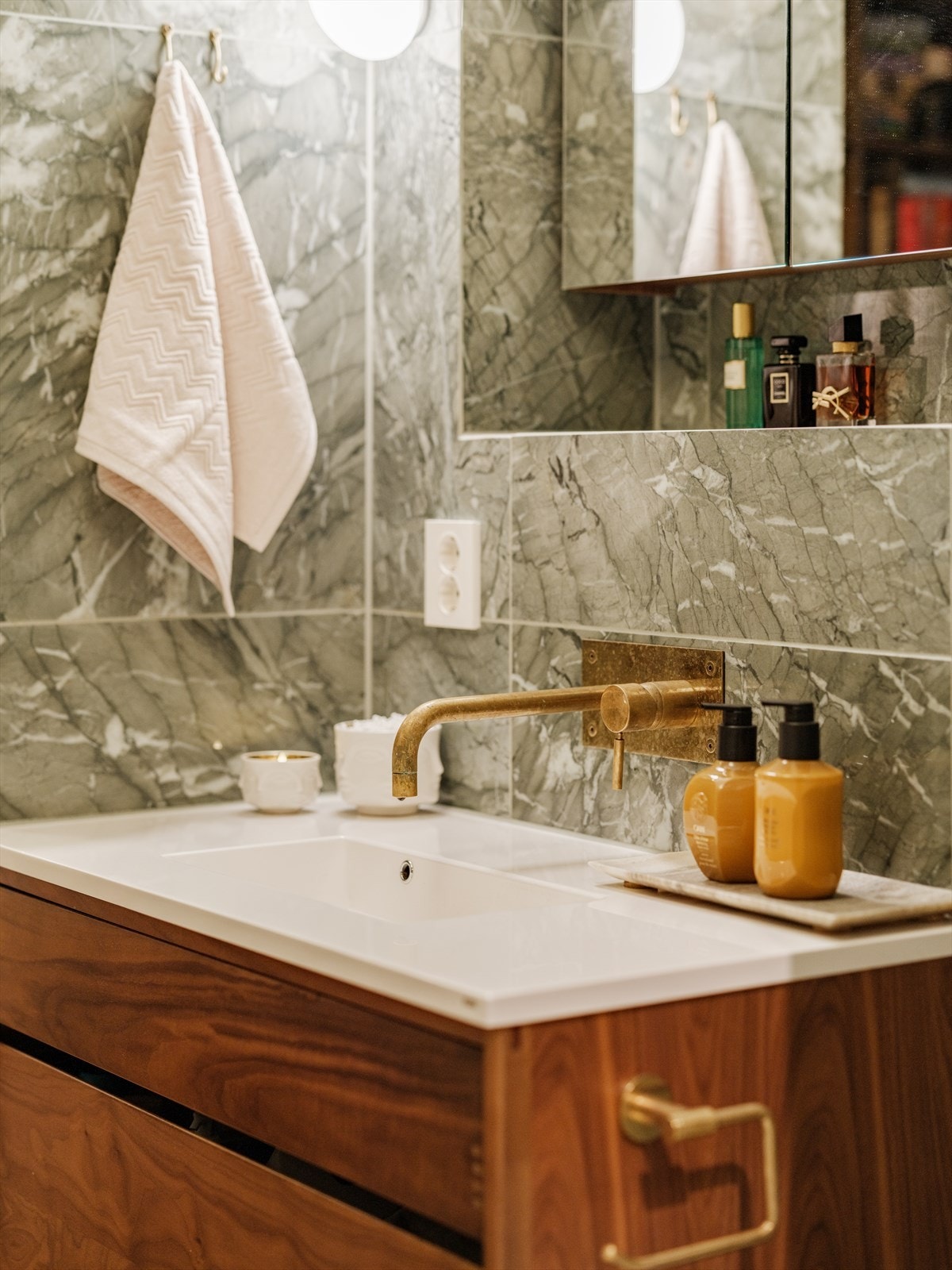 Også over servanten er det laget en plassbygget hylle, samt gode lagringsmuligheter i stort speilskap. Galleribilde