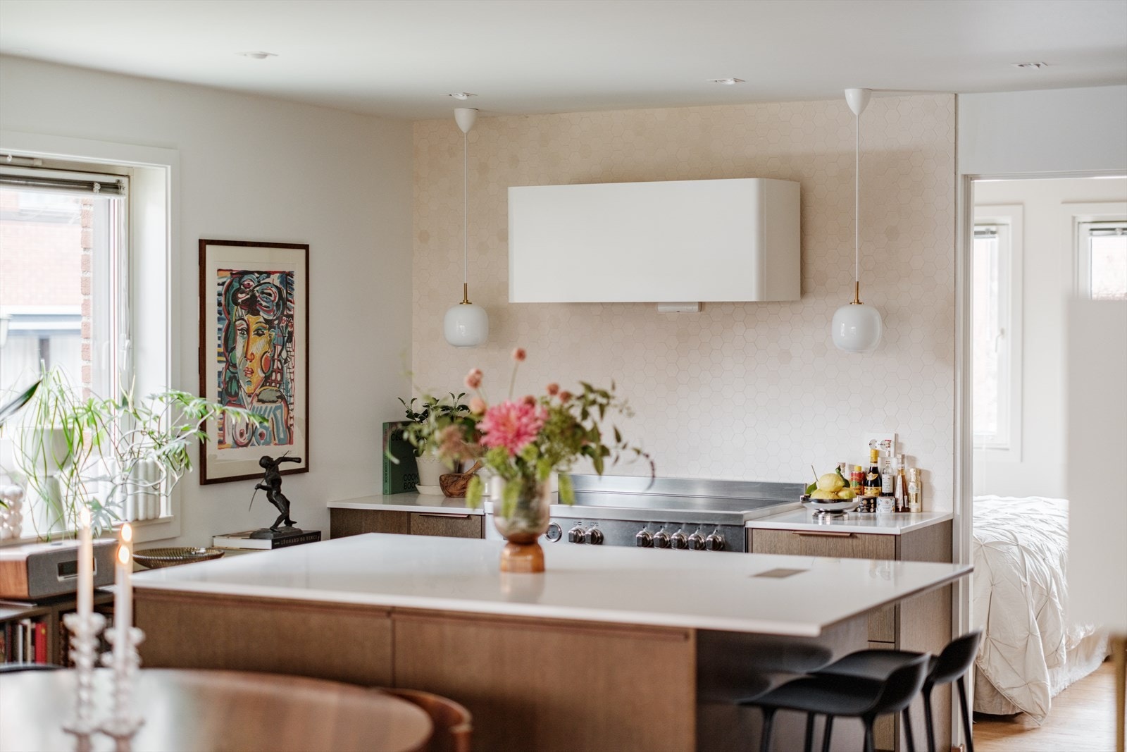 Kjøkkeninnredning fra HTH med benkeplater av kompositt(caesarstone), flislagt backsplash og slette skapfronter. Galleribilde