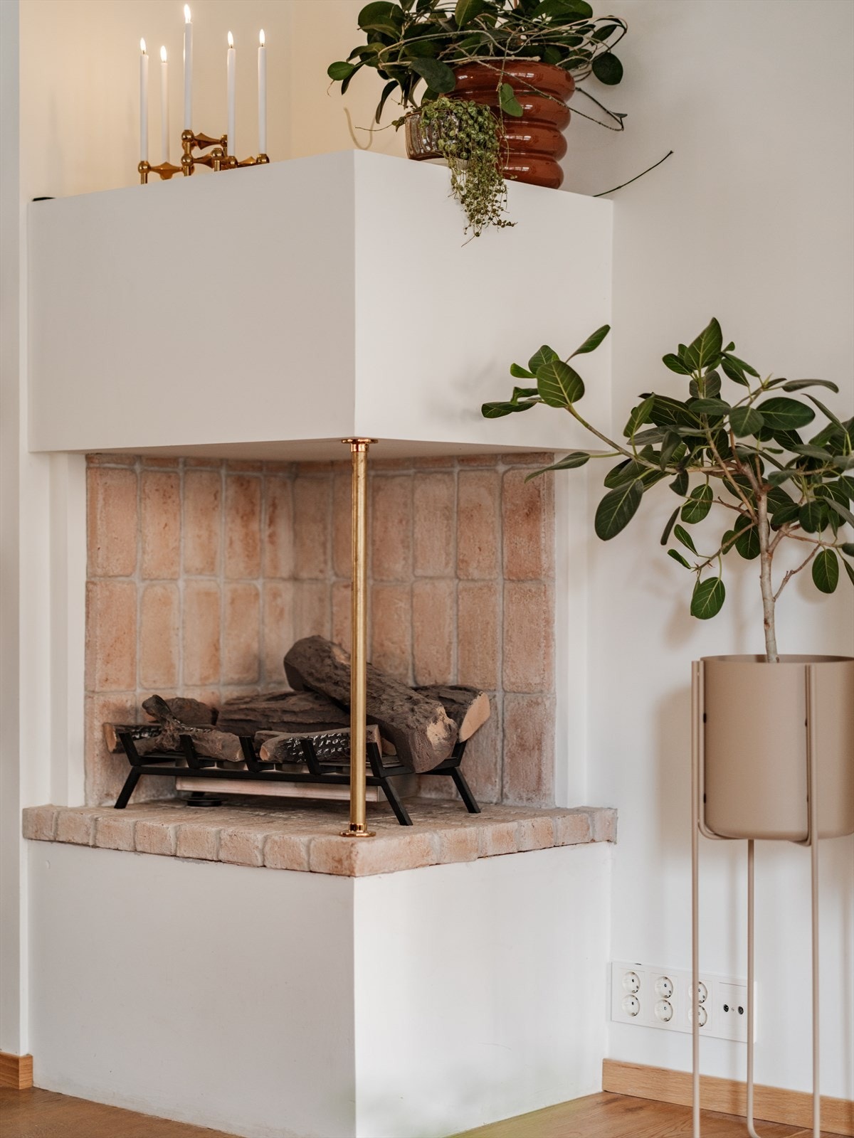 Det er montert biopeis i stuen, i tillegg har man gulvvarme i de fleste rom. Galleribilde