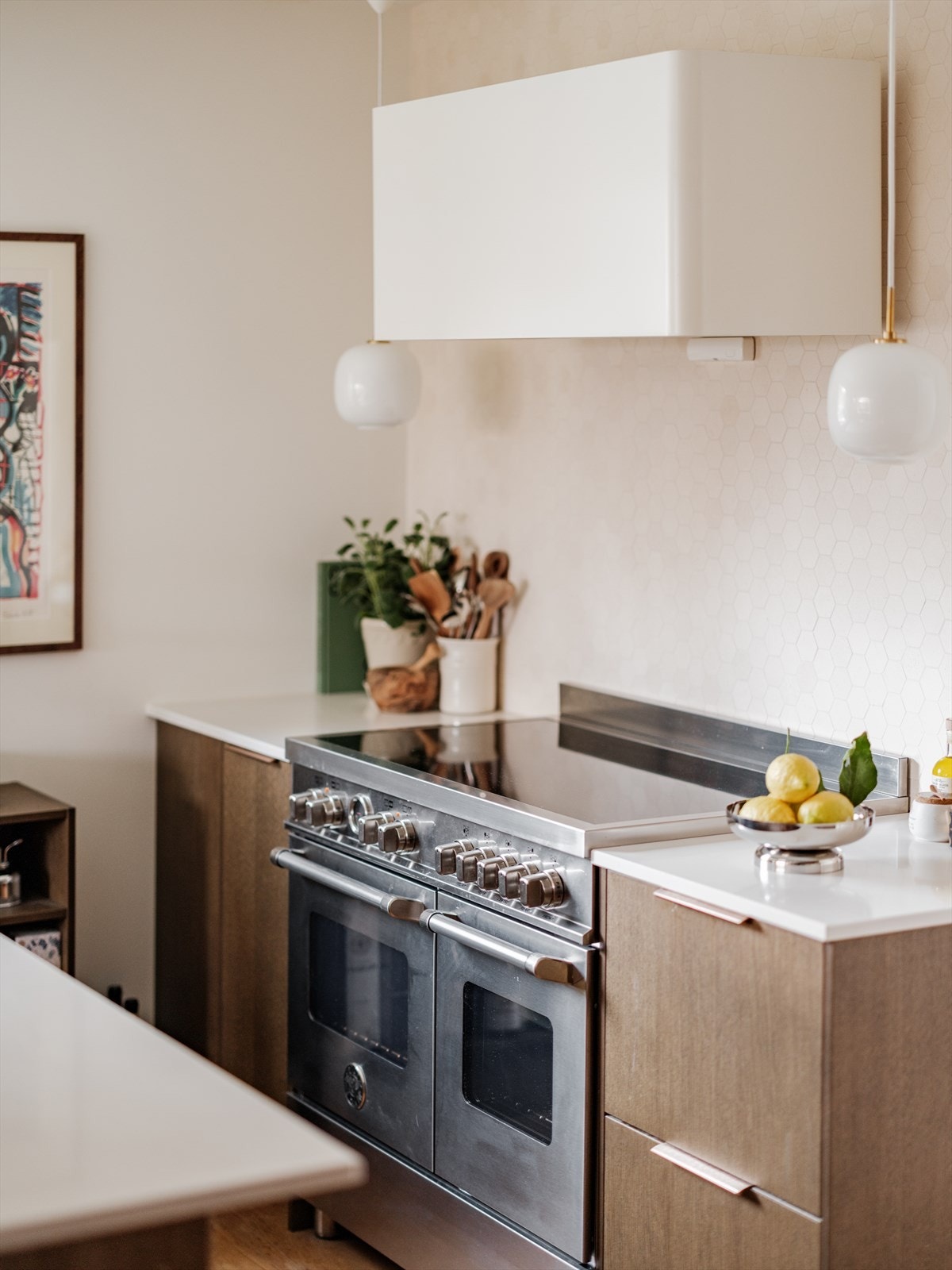 Frittstående og påkostet komfyr/platetopp med ekstra bredde. Legg merke til den pene, hvite ventilatoren som henger over. Galleribilde