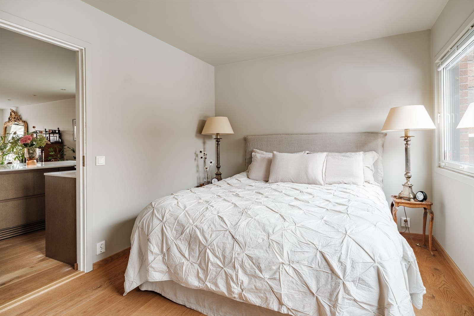 Alle rom er malt i duse, behagelige farger. Galleribilde