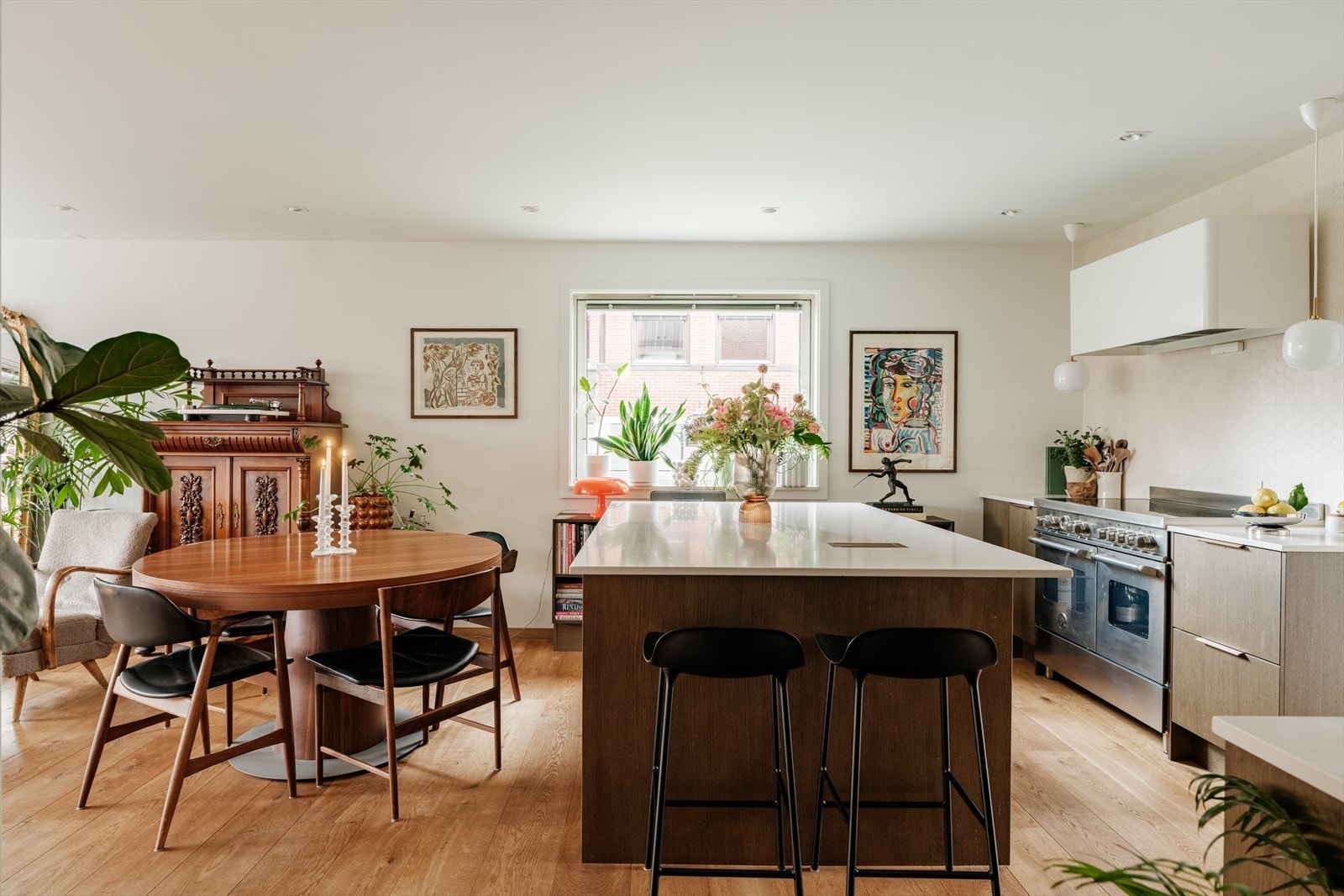 Kjøkkenet ble pusset opp i 2022 og holder en høy standard med god skap- og benkeplass. Galleribilde