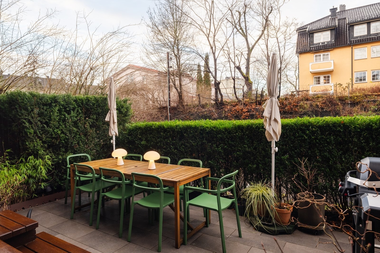 Hekken er stor og tett som gjør at den oppleves veldig skjerme. Leiligheten ligger på en høyde og vender i sin helhet mot Nordraaks gate. Galleribilde