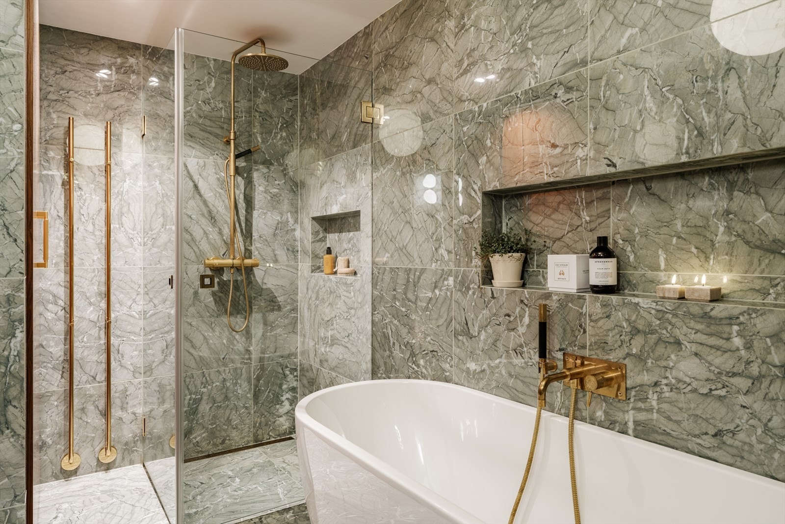 Dokumentasjon på utførelse foreligger, med blant annet bilder, FDV-dokumentasjon på membranen og sjekkliste for membranen. Galleribilde