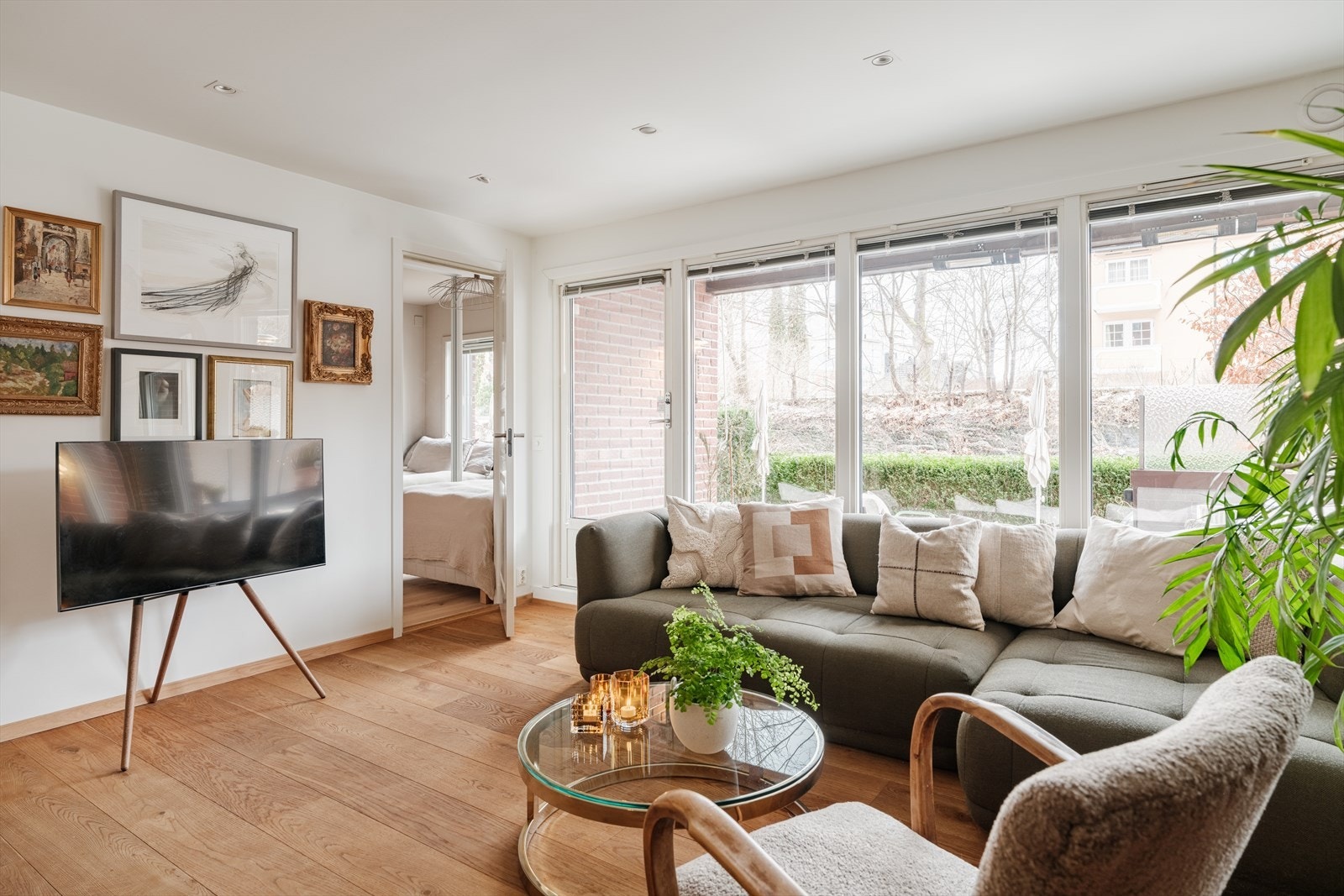 Legg merke til alle de store vindusflatene som vender mot uteplassen. Vinterhekk gir grønn utsikt året rundt. Galleribilde