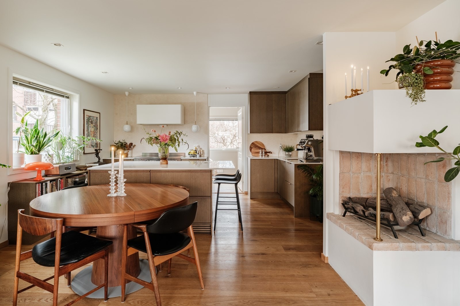 Sosial og praktisk planløsning med åpen løsning mellom stue og kjøkken. Galleribilde