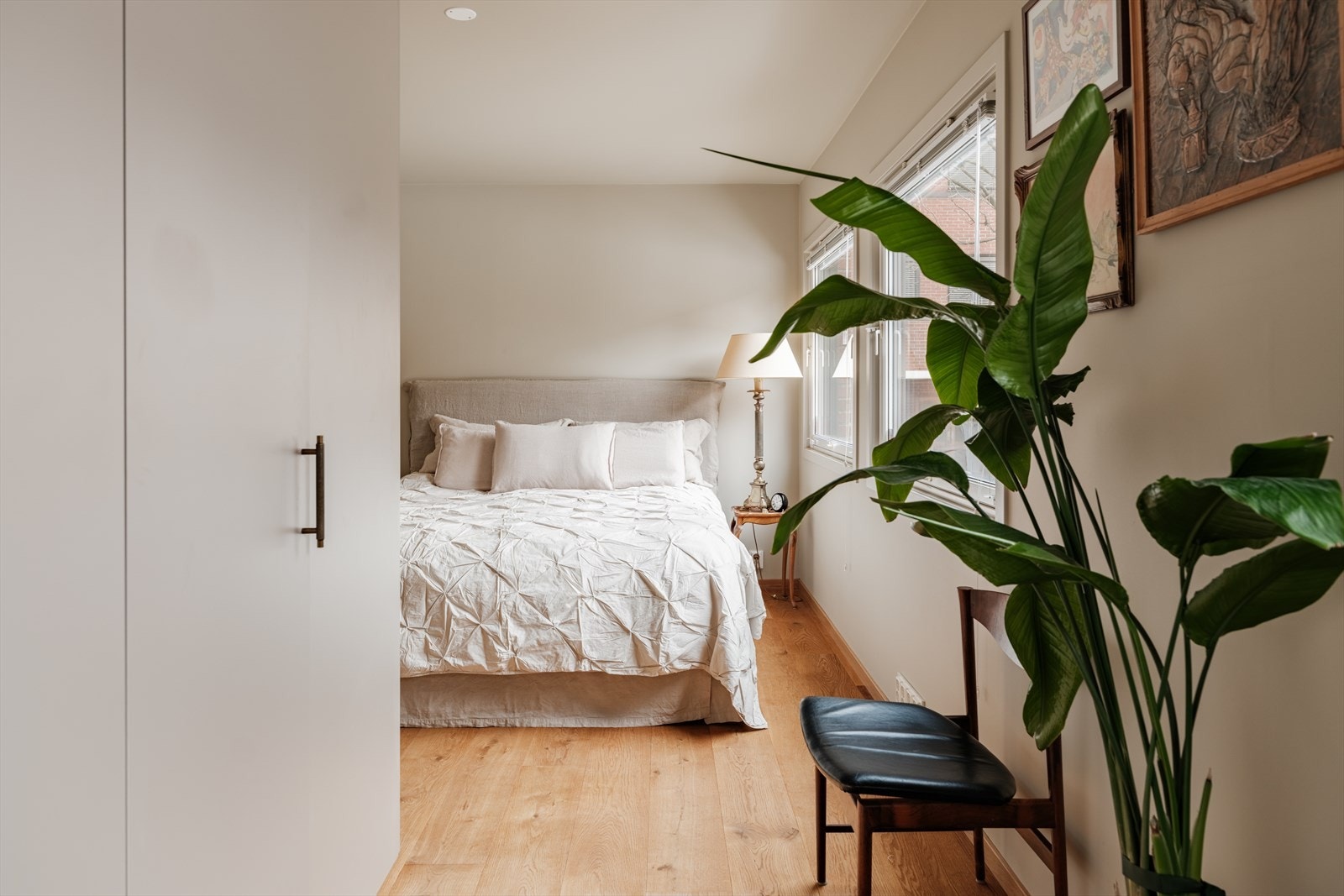 Det er god plass til stor dobbeltseng med nattbord på hver side. Galleribilde