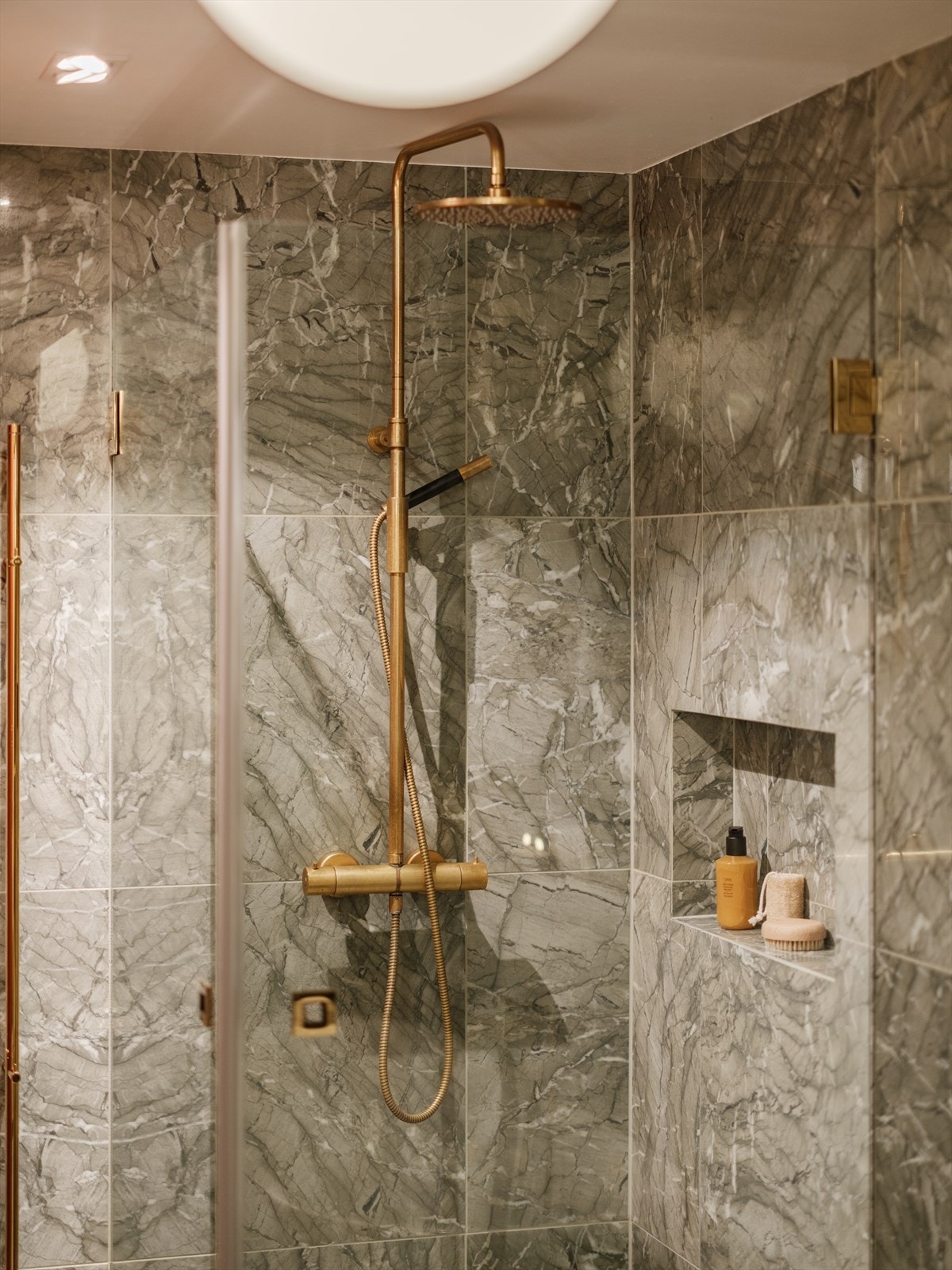 Separat dusj med regnfallsdusj. Galleribilde