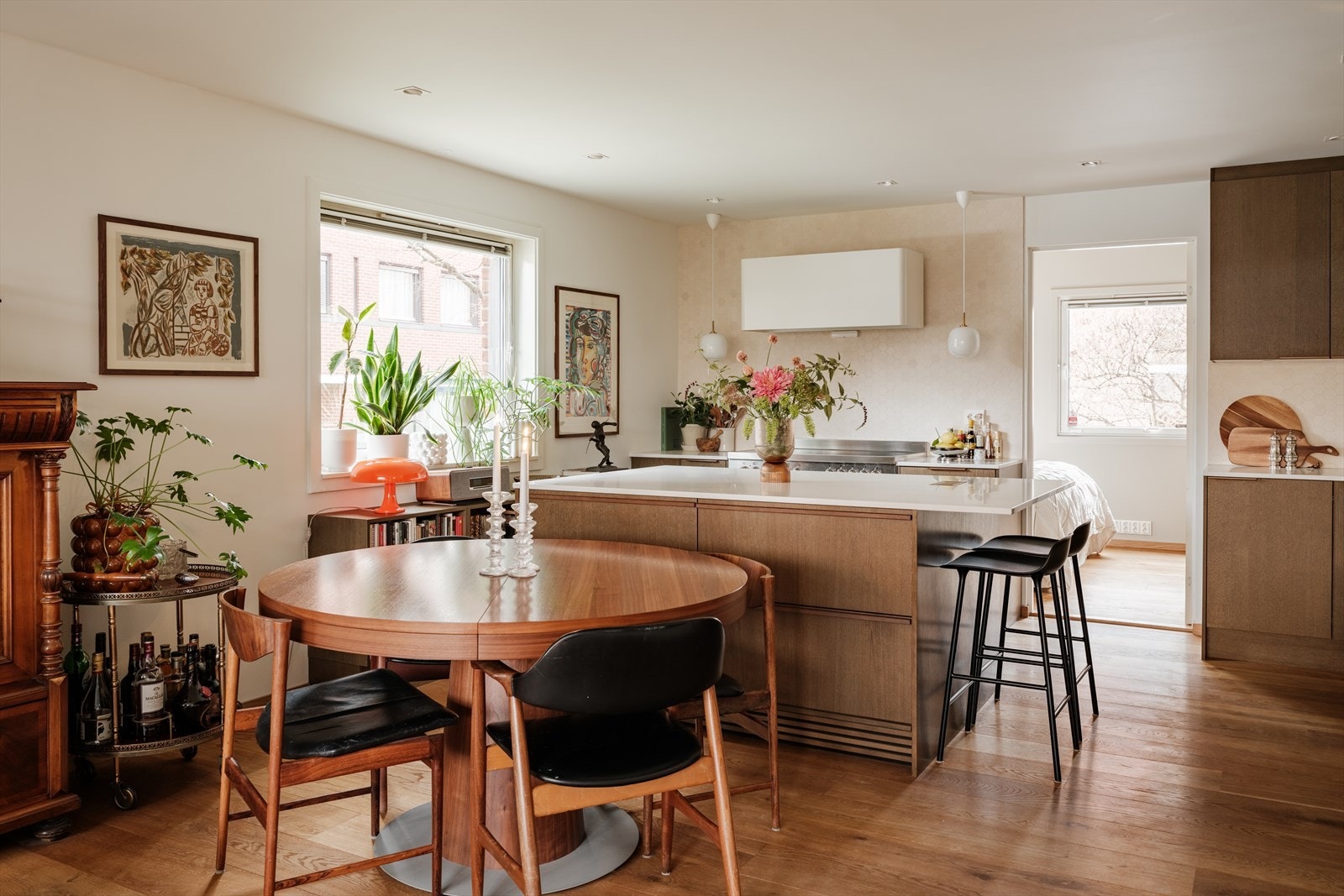 Naturlig plass til stort spisebord i tilknytning kjøkkenet. Galleribilde