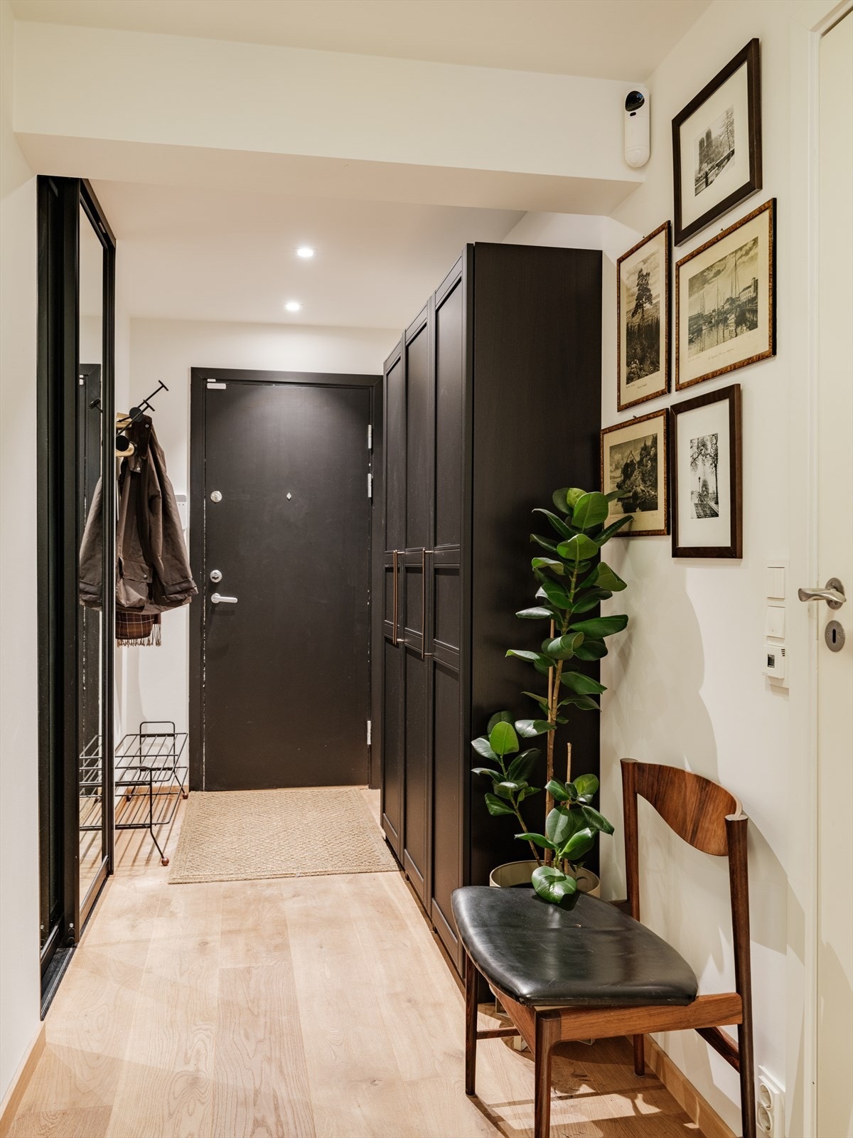 Praktisk yttergang med god plass til oppbevaring i skap, skyvedørsgarderobe og plass til knagger. Galleribilde