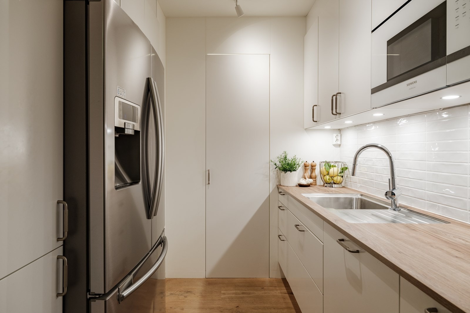 Stort kjøleskap, mikrobølgeovn og oppvaskmaskin. Galleribilde