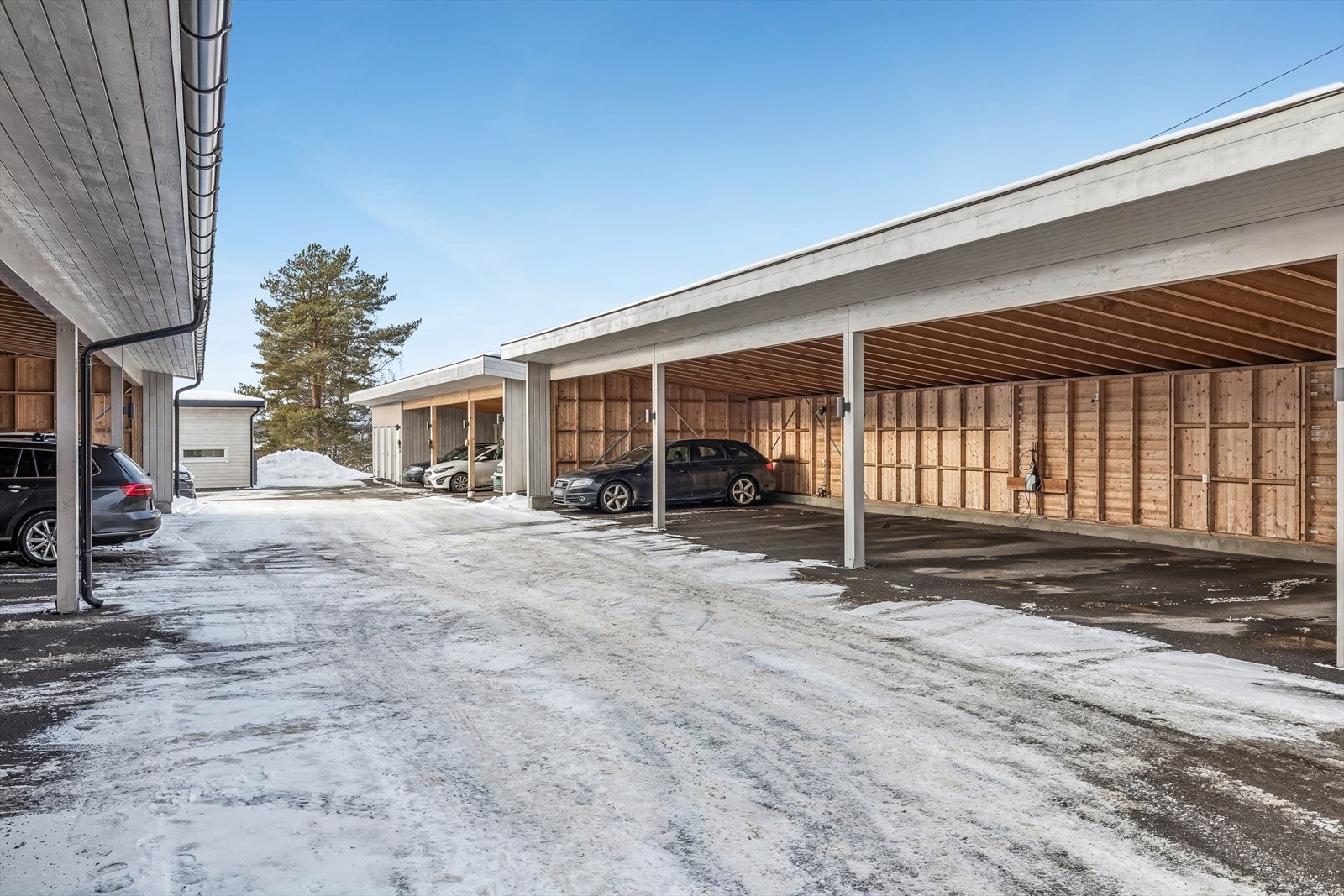 Felles carport med 1 medfølgende biloppstillingsplass. Det er strøm/stikkontakt på plassen. Galleribilde