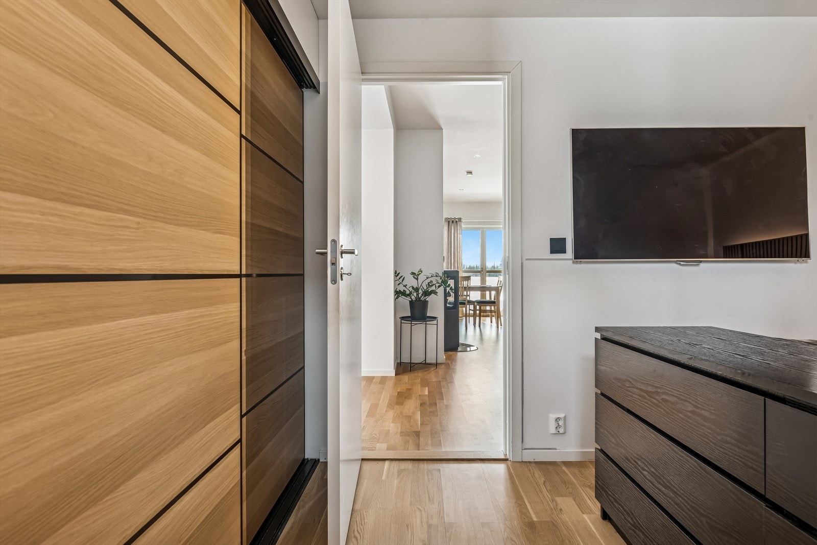 Stor og praktisk skyvedørsgarderobe på soverommet. Galleribilde