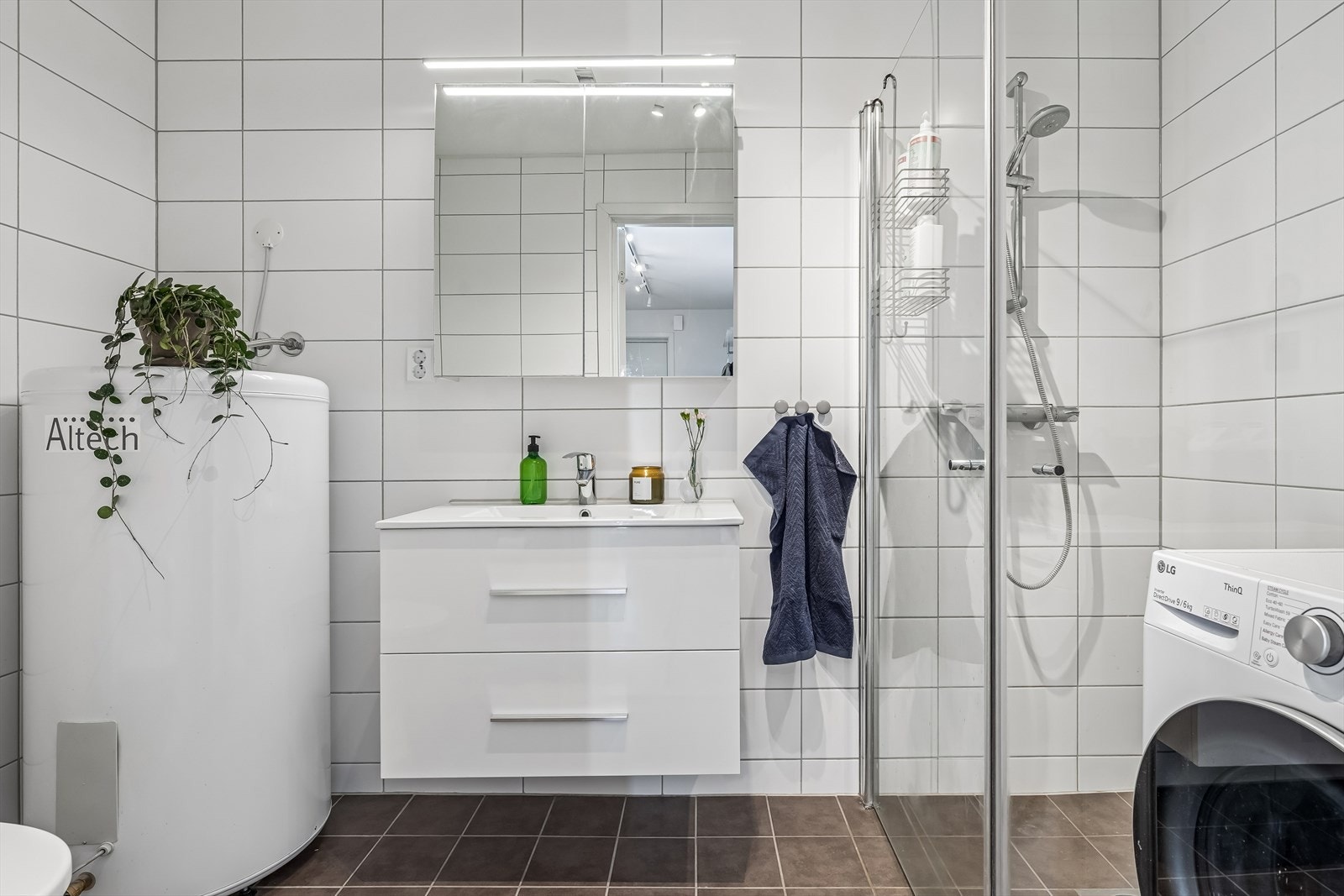 Badet er helfliset og har elektrisk gulvvarme. Galleribilde