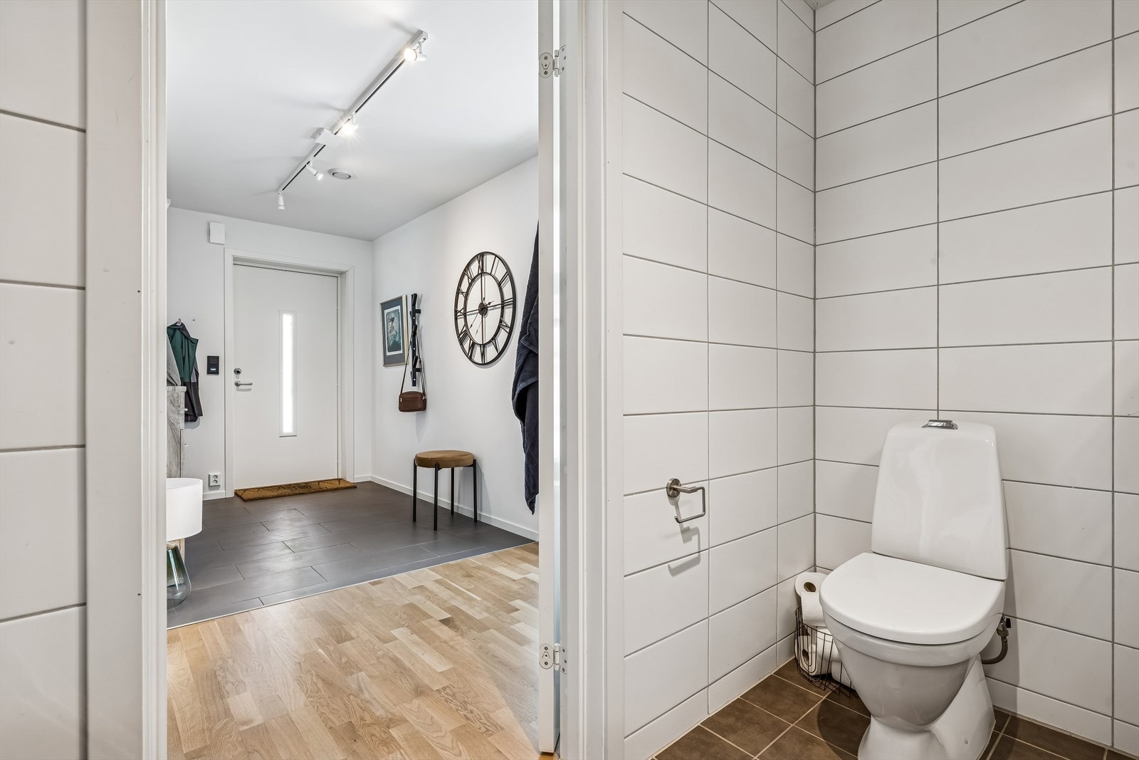 Badet er praktisk plassert ved entréen. Galleribilde