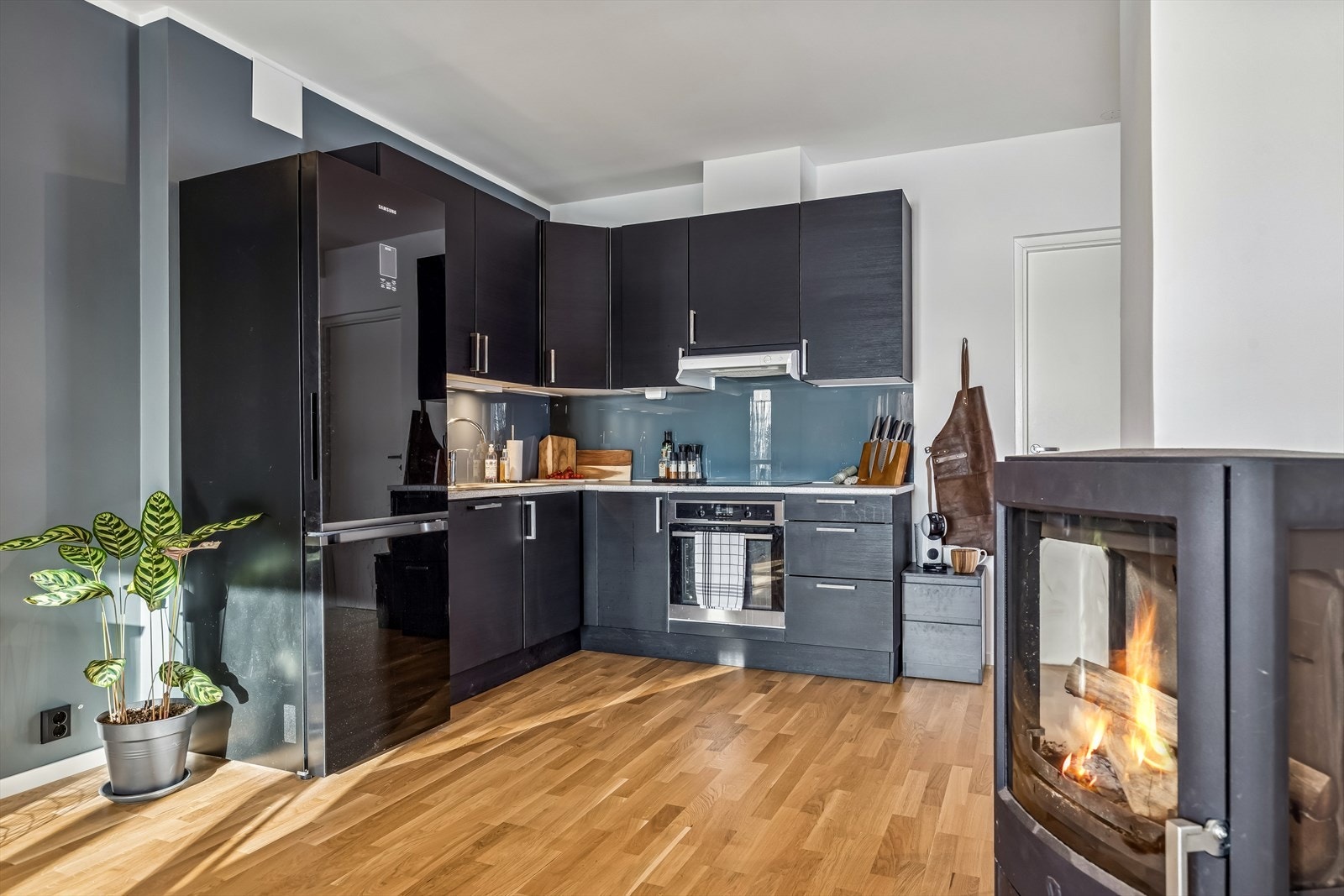 Kjøkkenet har en moderne innredning med slette fronter og integrerte hvitevarer. Galleribilde