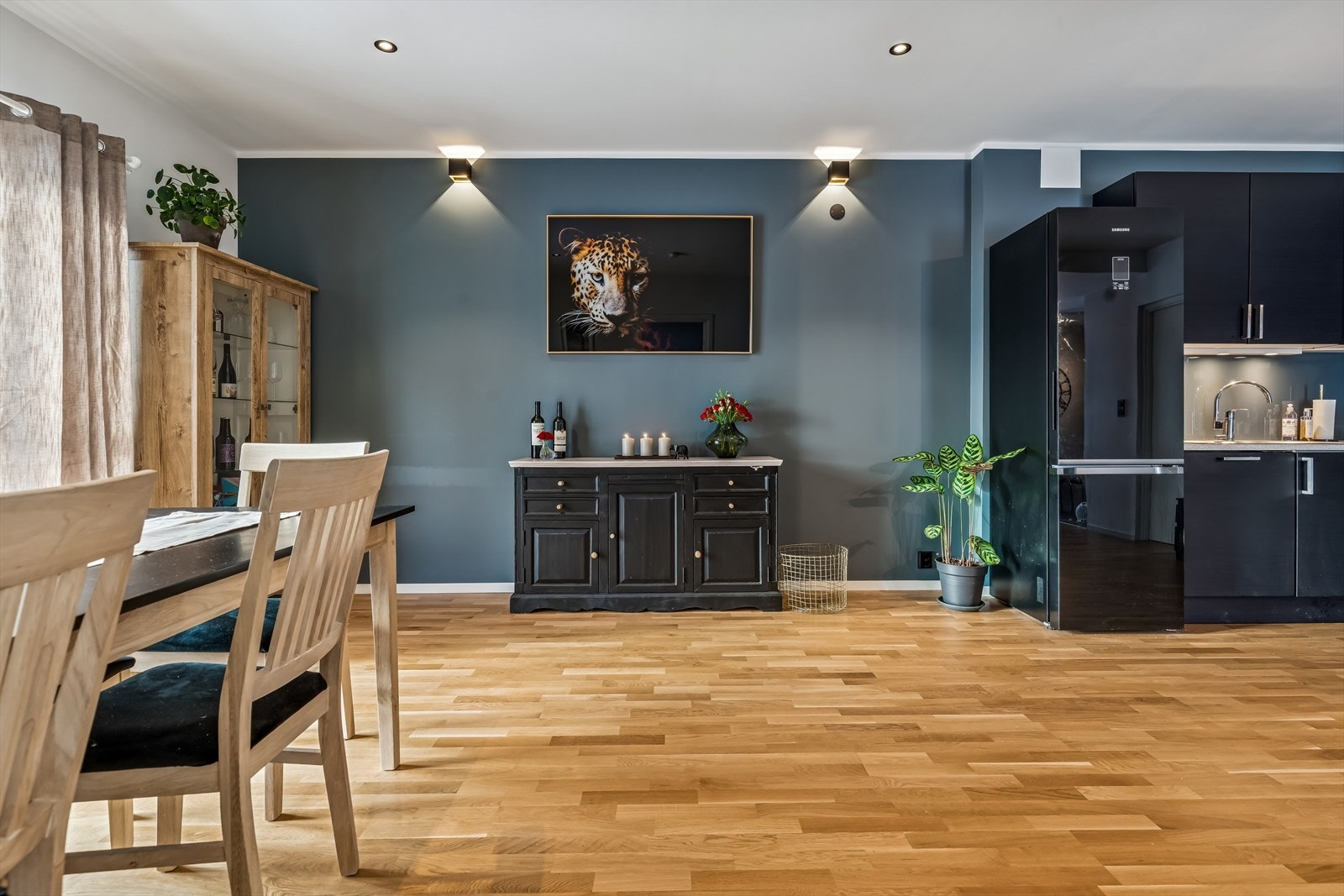 Skulle man ønske å bruke sov 2 til et soverom så er det fin plass til sofa og spisebord i stuen. Galleribilde